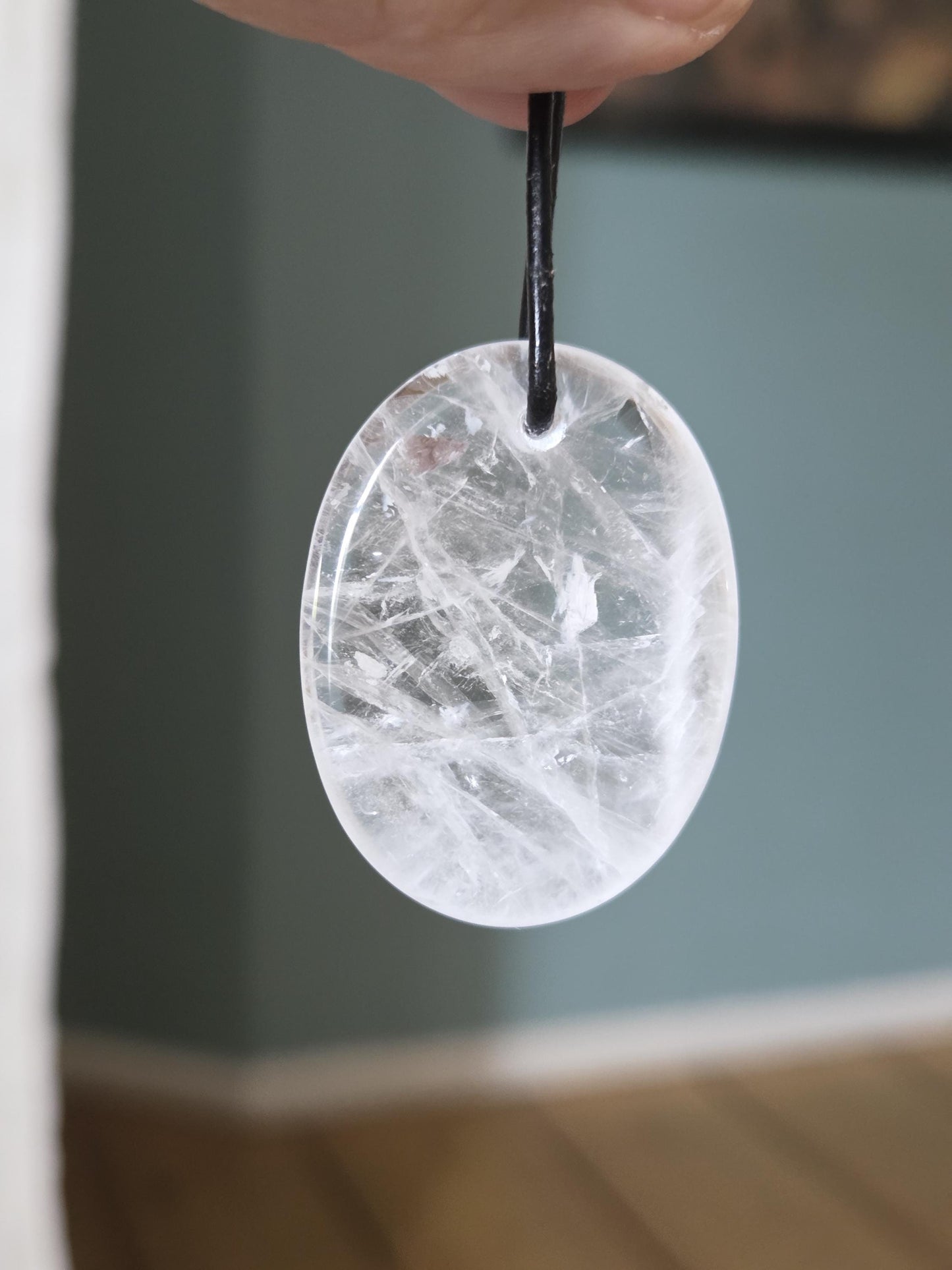 Bergkristall Daumenstein Quarz Anhänger, "worry stone förmig", 40 x 30 x 6 mm, gebohrt, an verstellbarem Lederband