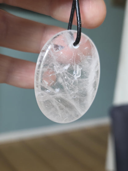 Bergkristall Daumenstein Quarz Anhänger, "worry stone förmig", 40 x 30 x 6 mm, gebohrt, an verstellbarem Lederband