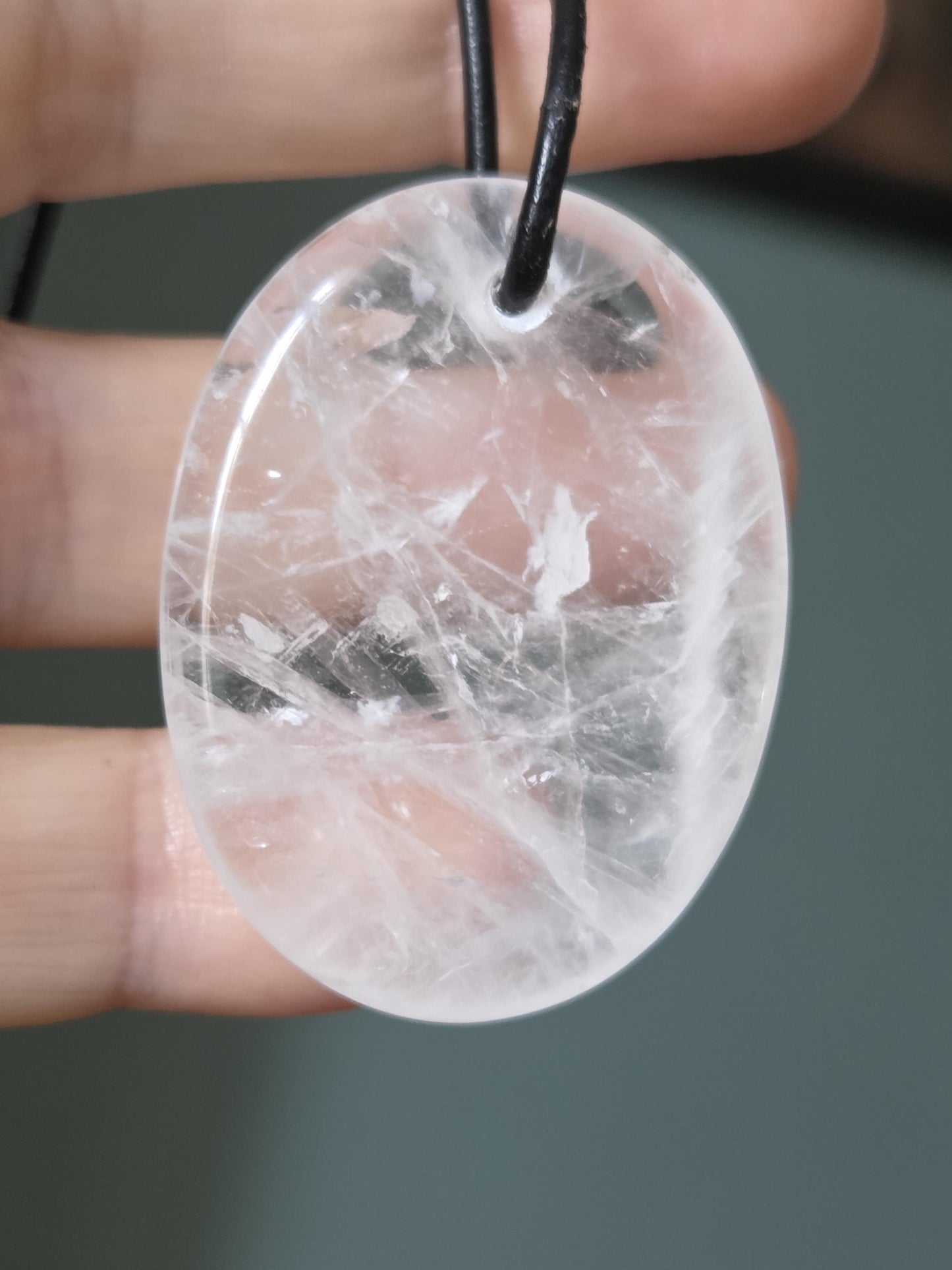 Bergkristall Daumenstein Quarz Anhänger, "worry stone förmig", 40 x 30 x 6 mm, gebohrt, an verstellbarem Lederband