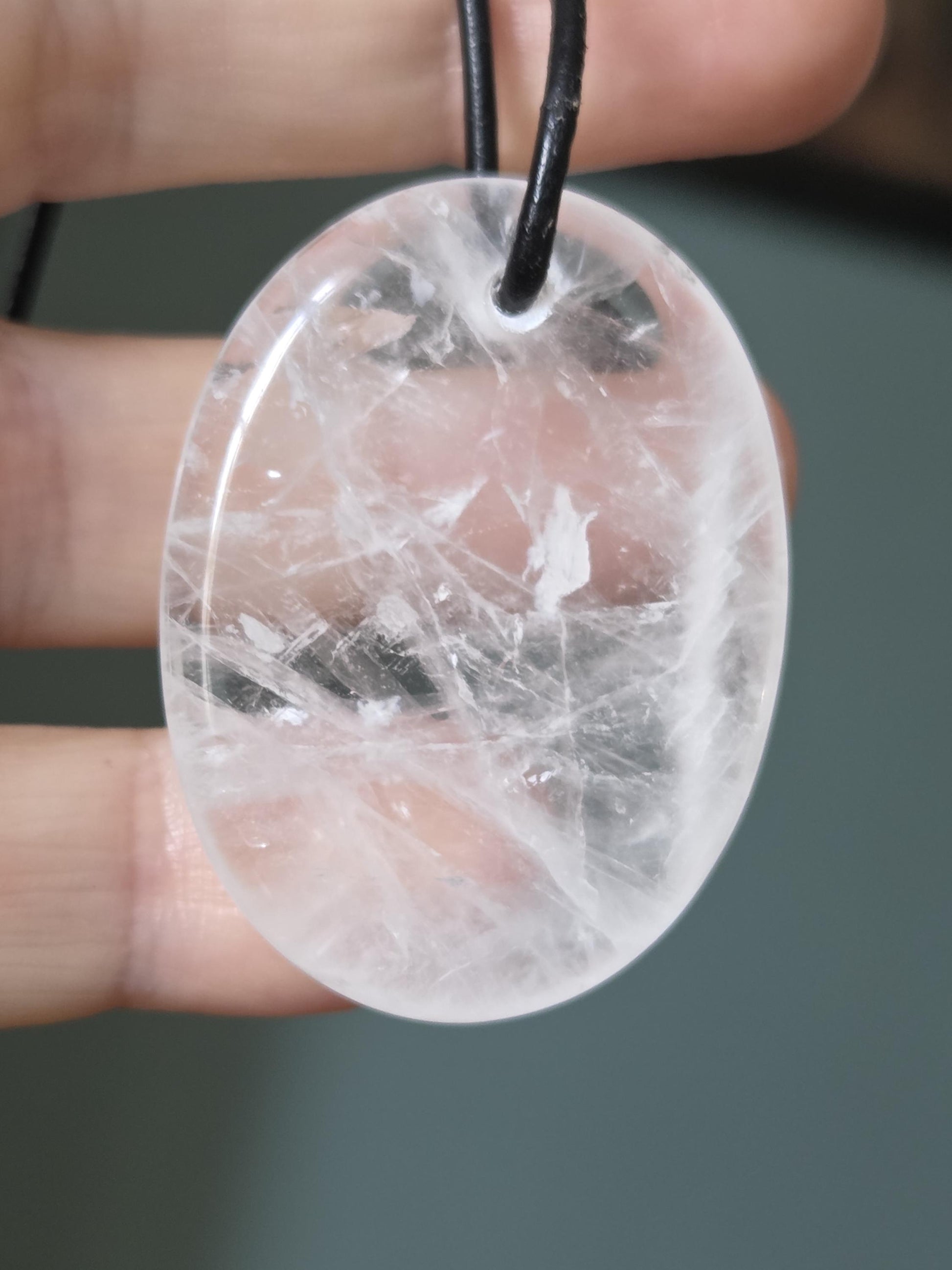 Bergkristall Daumenstein Quarz Anhänger, "worry stone förmig", 40 x 30 x 6 mm, gebohrt, an verstellbarem Lederband