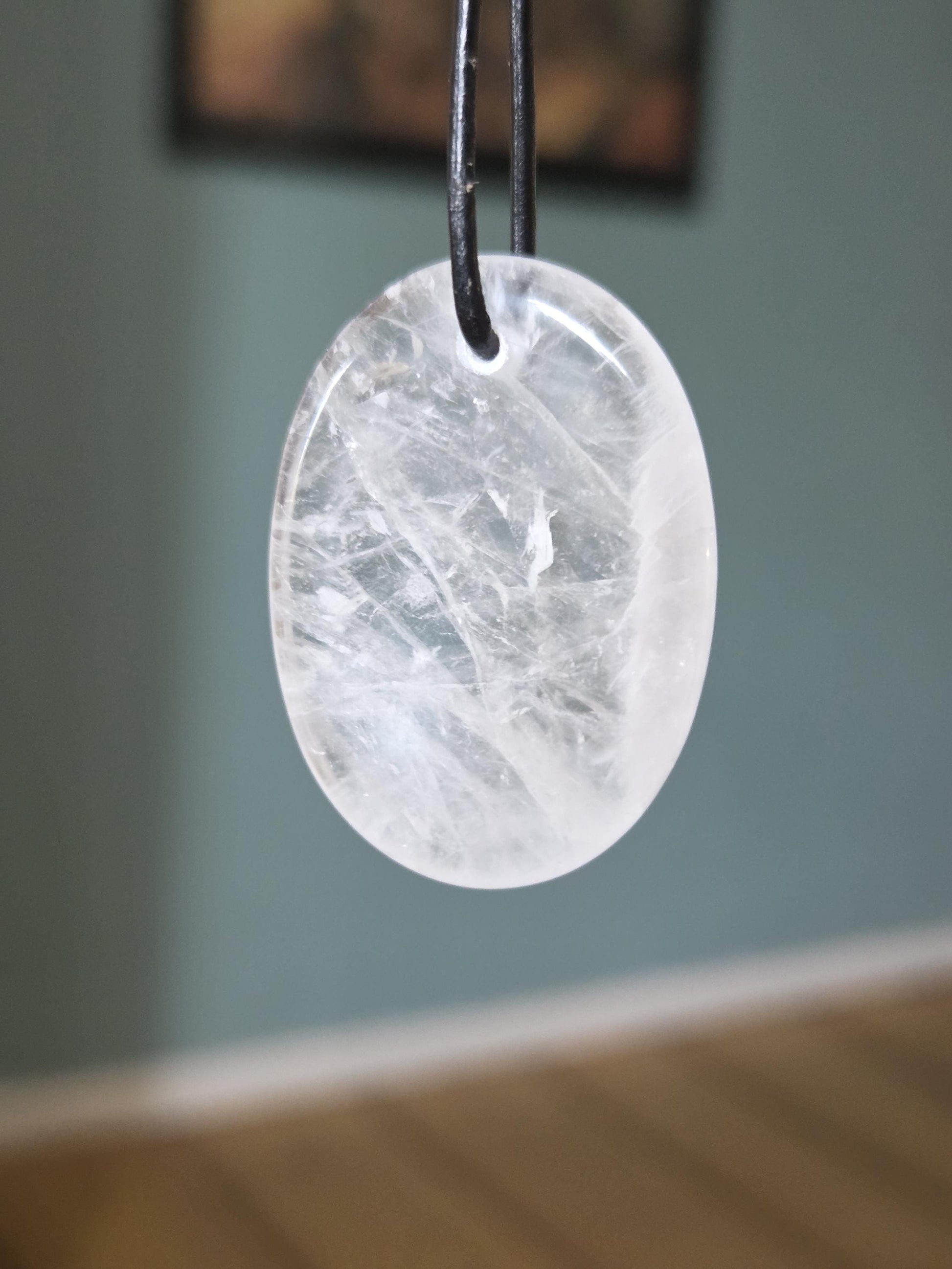 Bergkristall Daumenstein Quarz Anhänger, "worry stone förmig", 40 x 30 x 6 mm, gebohrt, an verstellbarem Lederband
