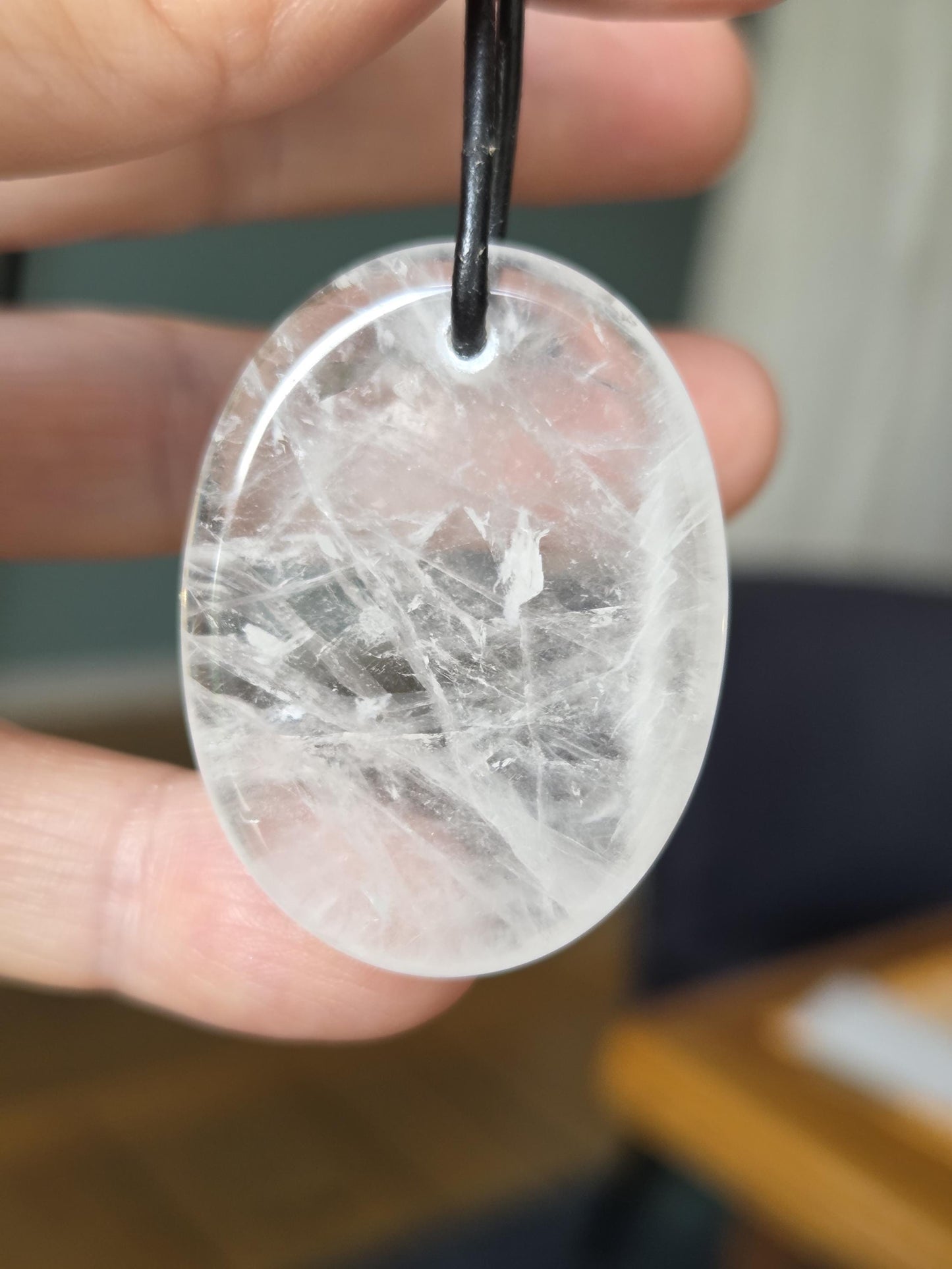 Bergkristall Daumenstein Quarz Anhänger, "worry stone förmig", 40 x 30 x 6 mm, gebohrt, an verstellbarem Lederband
