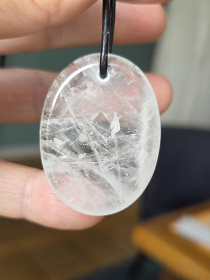 Bergkristall Daumenstein Quarz Anhänger, "worry stone förmig", 40 x 30 x 6 mm, gebohrt, an verstellbarem Lederband