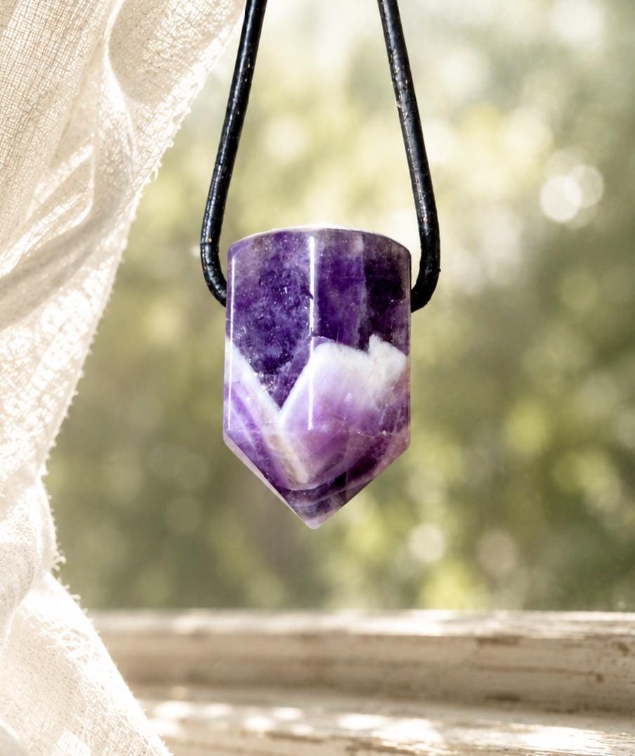 Amethyst Kristall Spitze, Healing Crystal, Heilkristall, 26 x 16 x 18 mm, gebohrt, an verstellbarem Lederband, Chevron Amethyst