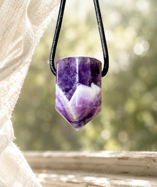 Amethyst Kristall Spitze, Healing Crystal, Heilkristall, 26 x 16 x 18 mm, gebohrt, an verstellbarem Lederband, Chevron Amethyst