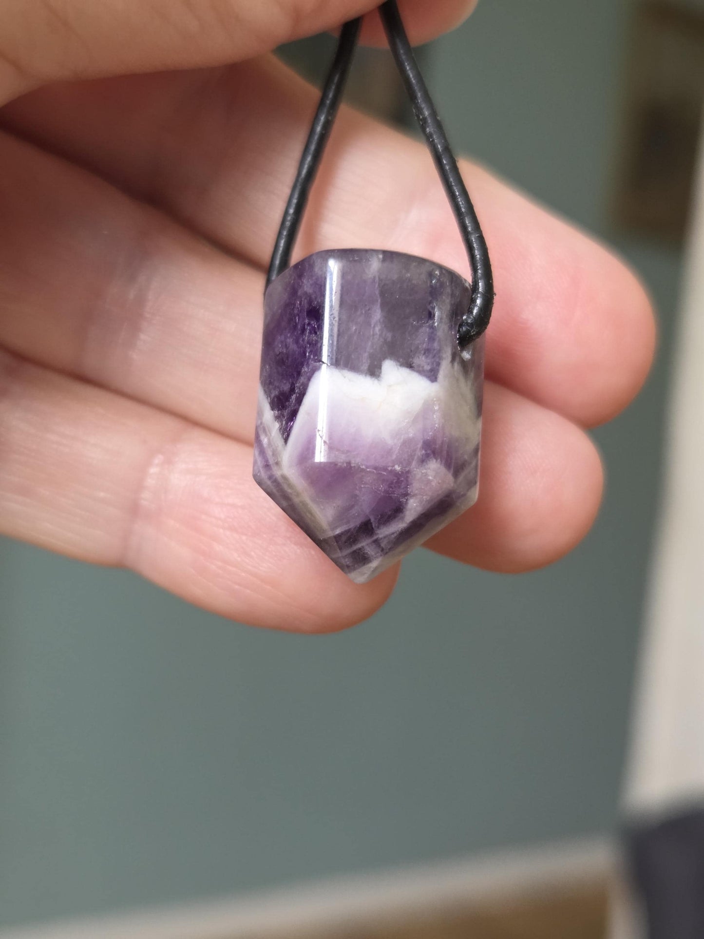 Amethyst Kristall Spitze, Healing Crystal, Heilkristall, 26 x 16 x 18 mm, gebohrt, an verstellbarem Lederband, Chevron Amethyst