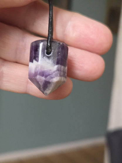 Amethyst Kristall Spitze, Healing Crystal, Heilkristall, 26 x 16 x 18 mm, gebohrt, an verstellbarem Lederband, Chevron Amethyst