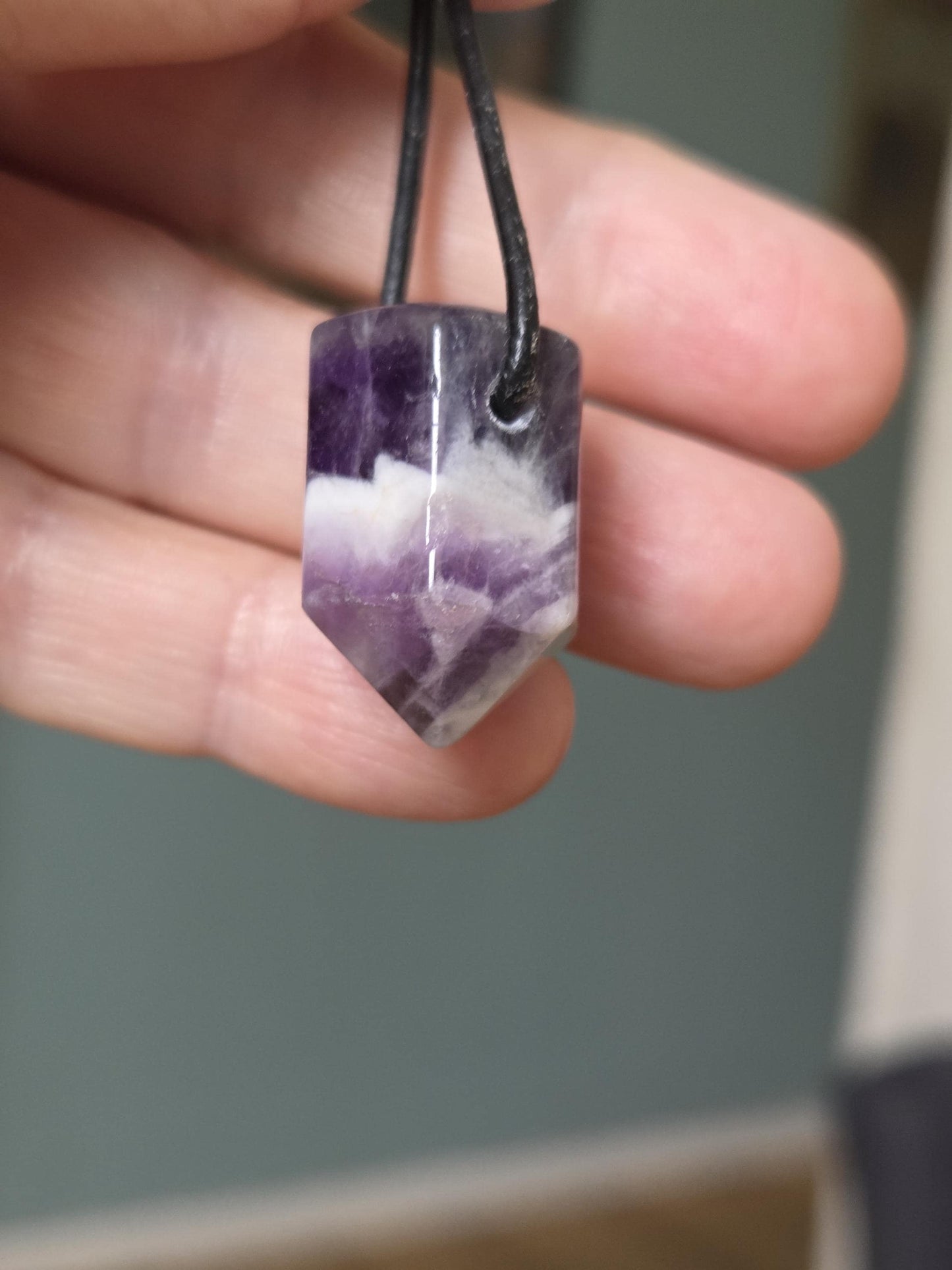 Amethyst Kristall Spitze, Healing Crystal, Heilkristall, 26 x 16 x 18 mm, gebohrt, an verstellbarem Lederband, Chevron Amethyst