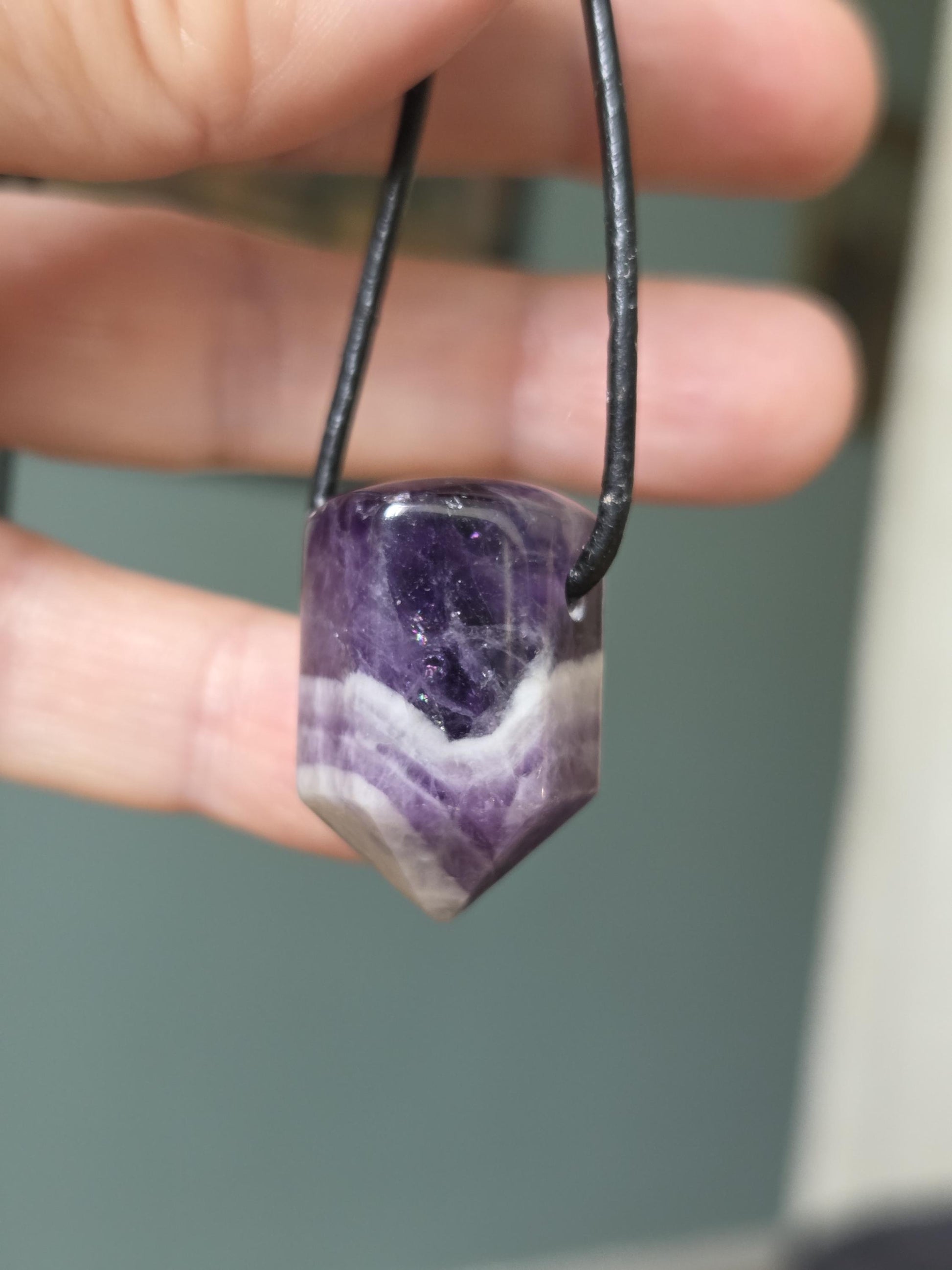 Amethyst Kristall Spitze, Healing Crystal, Heilkristall, 26 x 16 x 18 mm, gebohrt, an verstellbarem Lederband, Chevron Amethyst