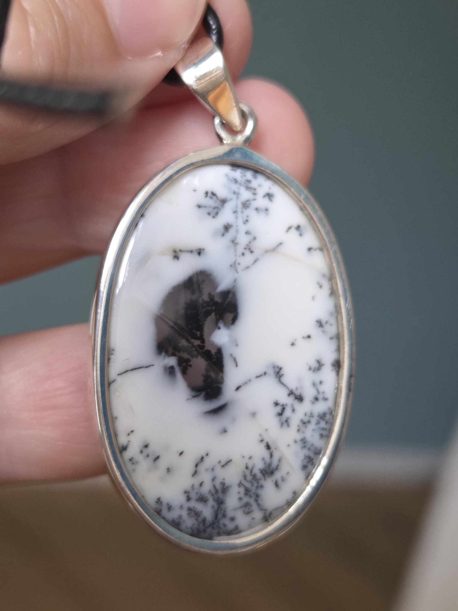 Traumhafter Dendriten Opal, Merlinit aus Madagaskar, Anhänger 47 x 25 x 8 mm, an 925er SilberÖse, an verstellbarem Lederband