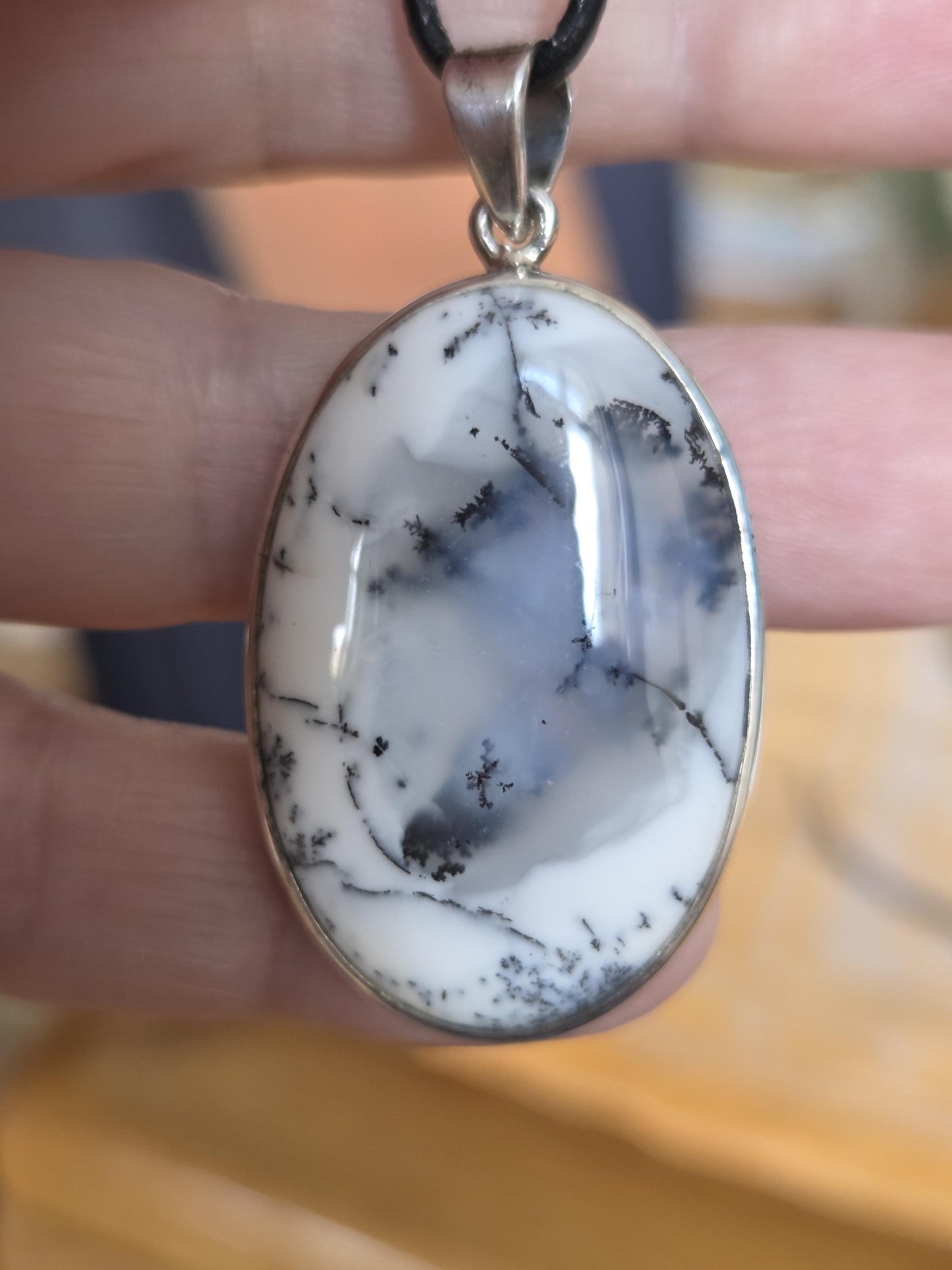 Traumhafter Dendriten Opal, Merlinit aus Madagaskar, Anhänger 47 x 25 x 8 mm, an 925er SilberÖse, an verstellbarem Lederband