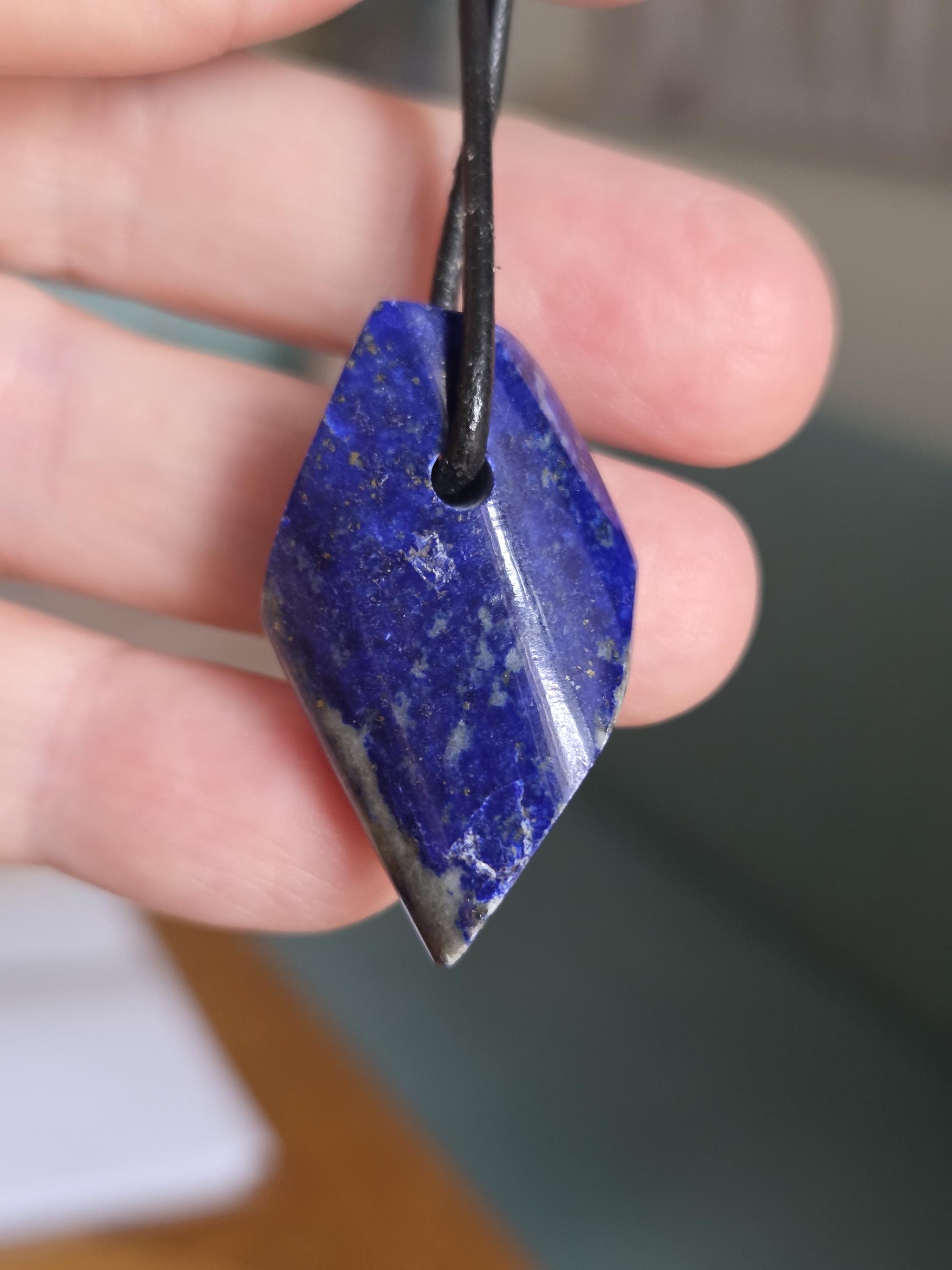 Lapislazuli Lapis Lazuli Anhänger, spiralförmig ,Stein der Engel, 35 x 22 x 10 mm, gebohrt, an verstellbarem Lederband