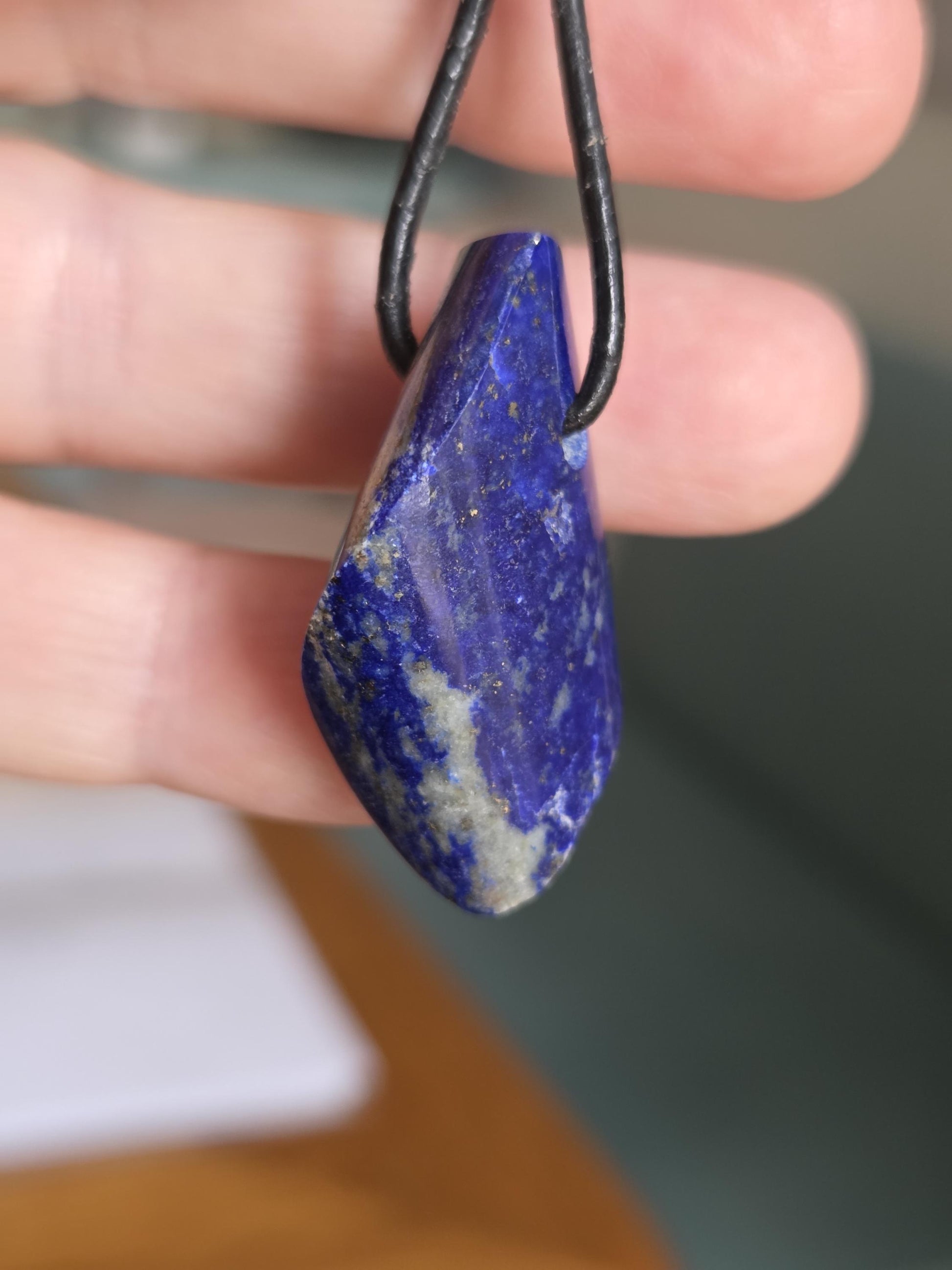 Lapislazuli Lapis Lazuli Anhänger, spiralförmig ,Stein der Engel, 35 x 22 x 10 mm, gebohrt, an verstellbarem Lederband