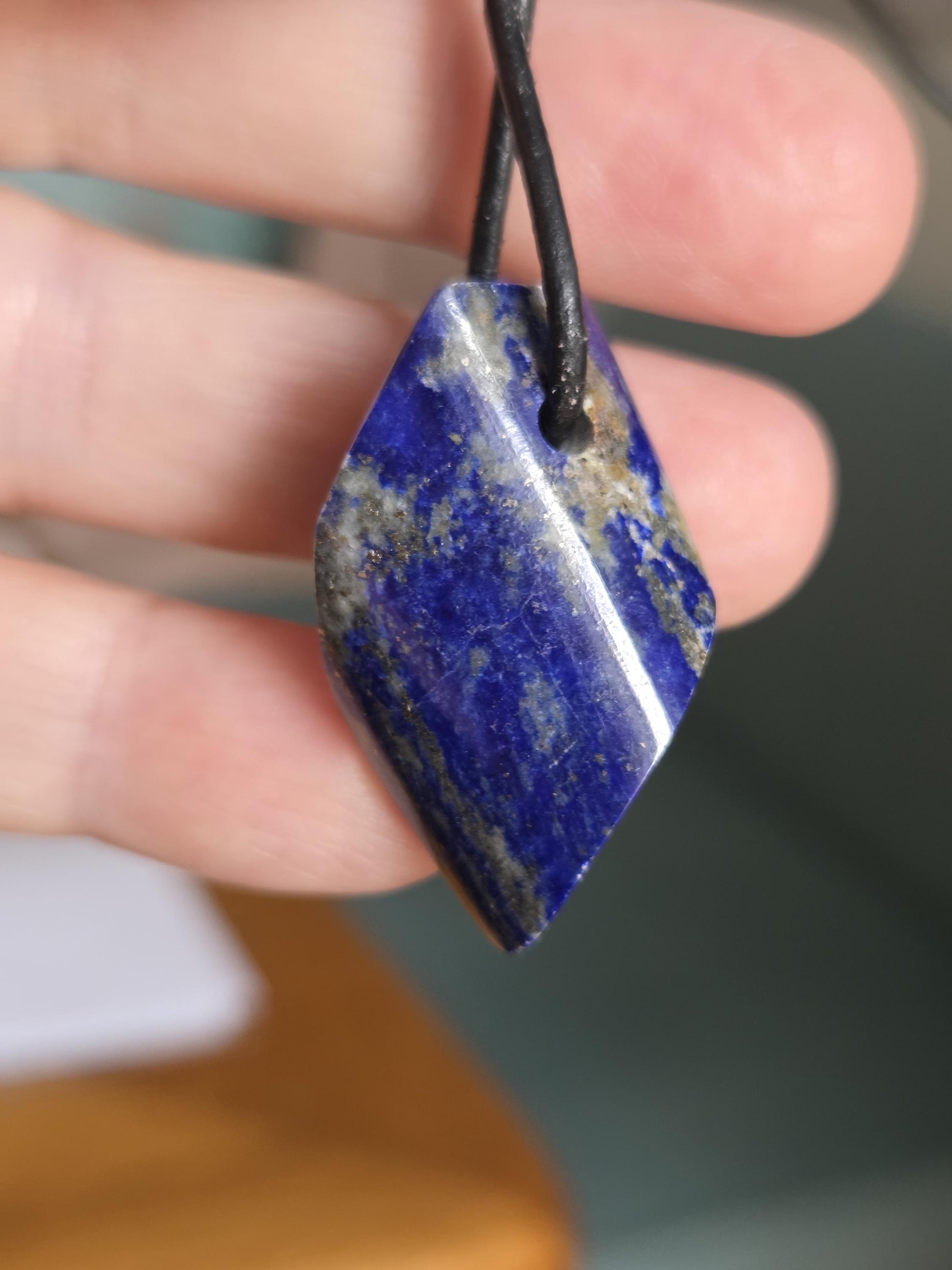 Lapislazuli Lapis Lazuli Anhänger, spiralförmig ,Stein der Engel, 35 x 22 x 10 mm, gebohrt, an verstellbarem Lederband