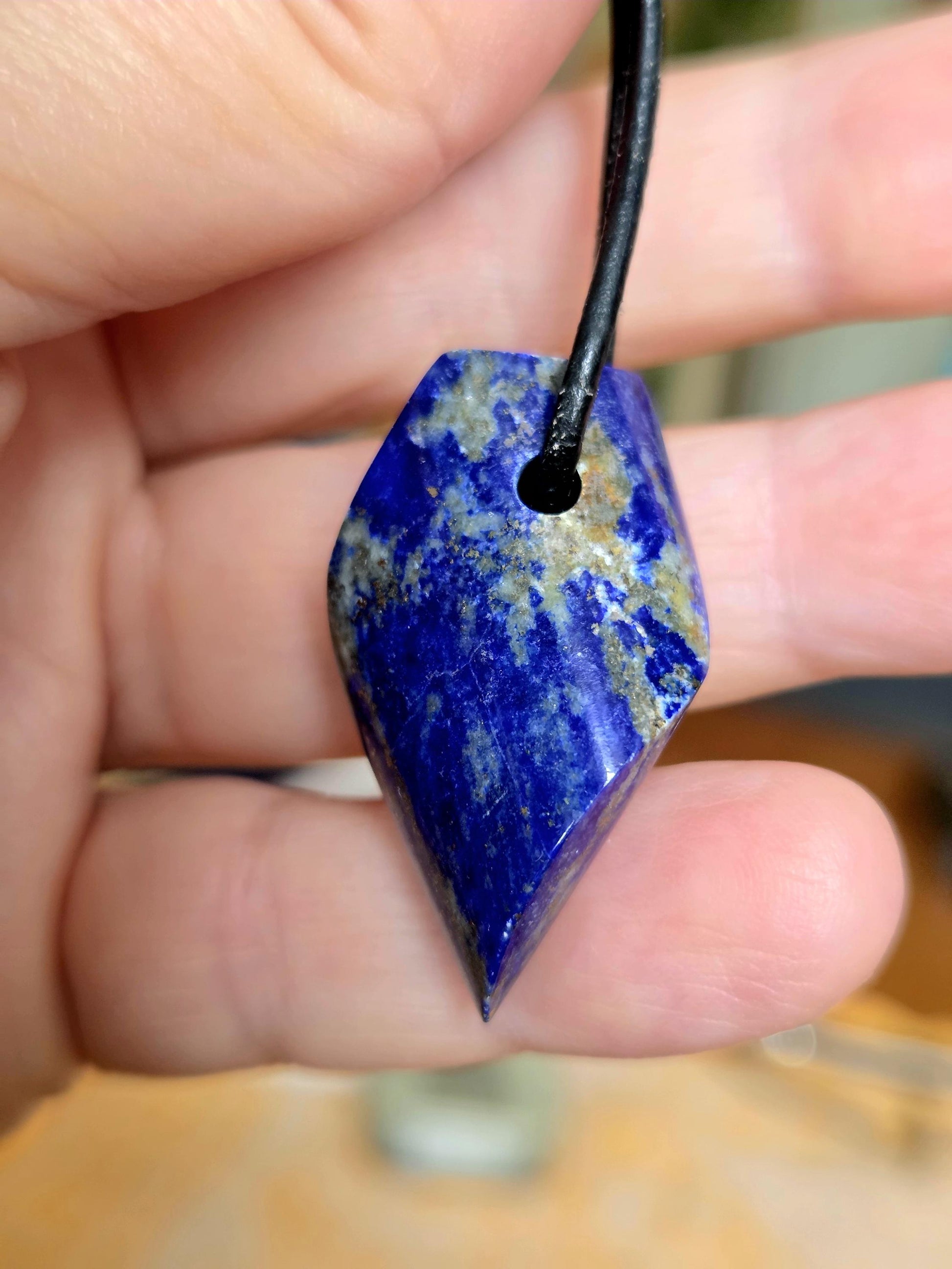 Lapislazuli Lapis Lazuli Anhänger, spiralförmig ,Stein der Engel, 35 x 22 x 10 mm, gebohrt, an verstellbarem Lederband