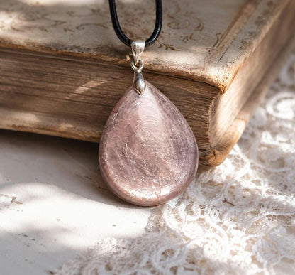 Lepidolith in Glimmergestein, Lepidolite, Anhänger, 38 x 23 x 6 mm, an 925er Silber Öse, an verstellbarem Lederband