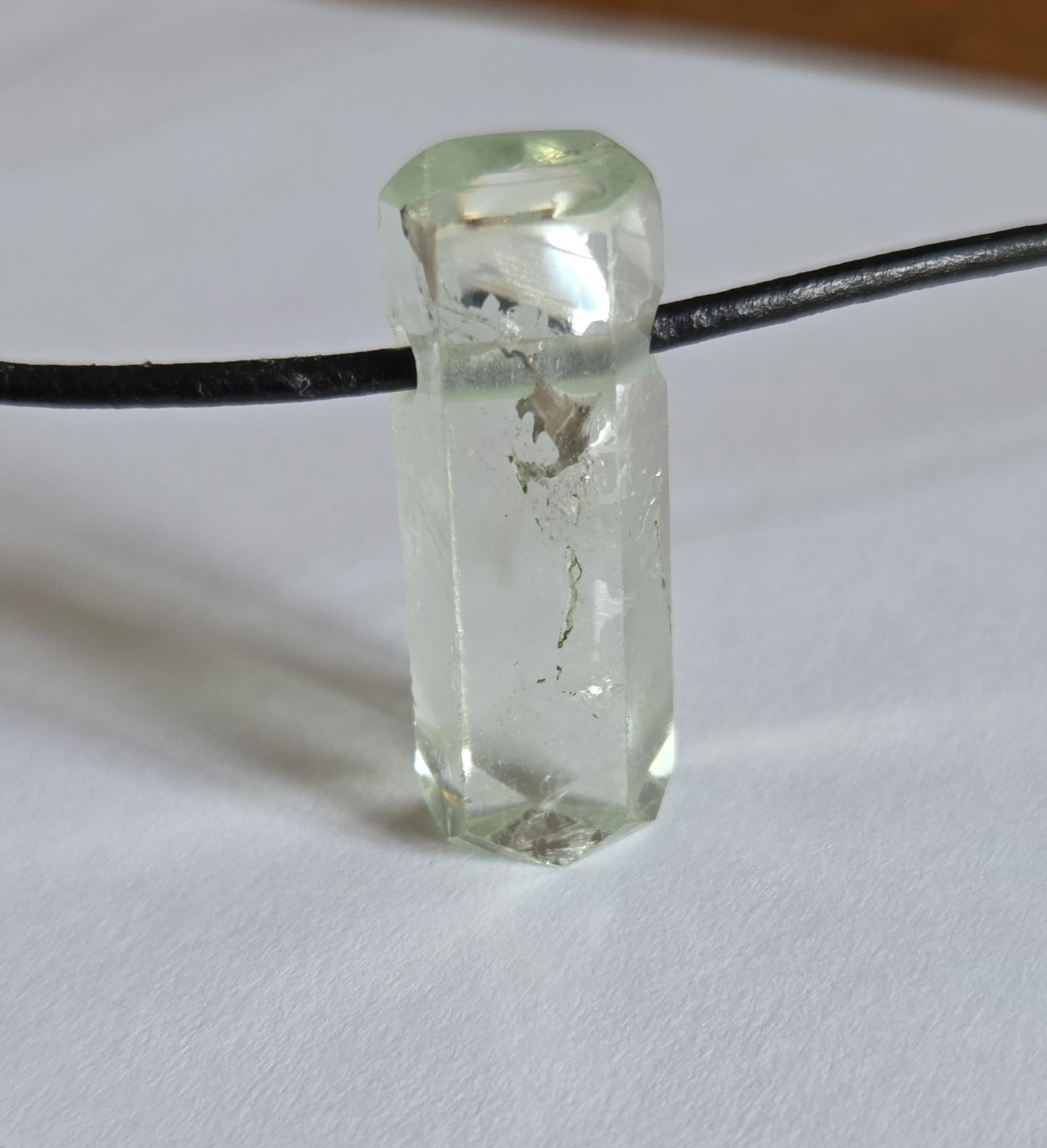 Toller Heliodor gelb grüner Beryll Goldberyll grün Kristall Stäbchen, Anhänger, 28 x 11 x 10 mm, gebohrt, an verstellbarem Lederband