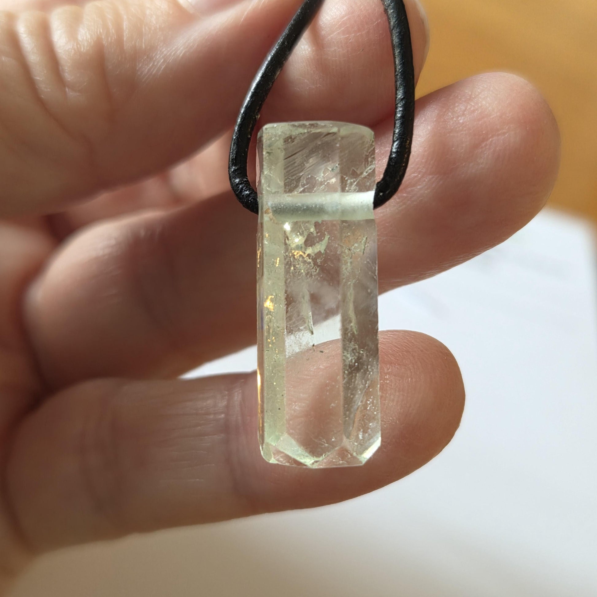 Toller Heliodor gelb grüner Beryll Goldberyll grün Kristall Stäbchen, Anhänger, 28 x 11 x 10 mm, gebohrt, an verstellbarem Lederband