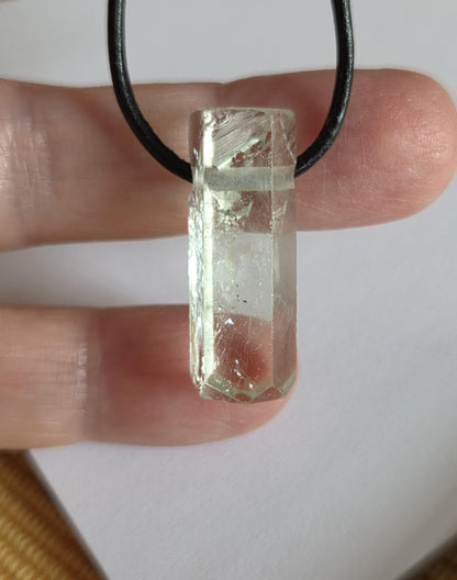 Toller Heliodor gelb grüner Beryll Goldberyll grün Kristall Stäbchen, Anhänger, 28 x 11 x 10 mm, gebohrt, an verstellbarem Lederband