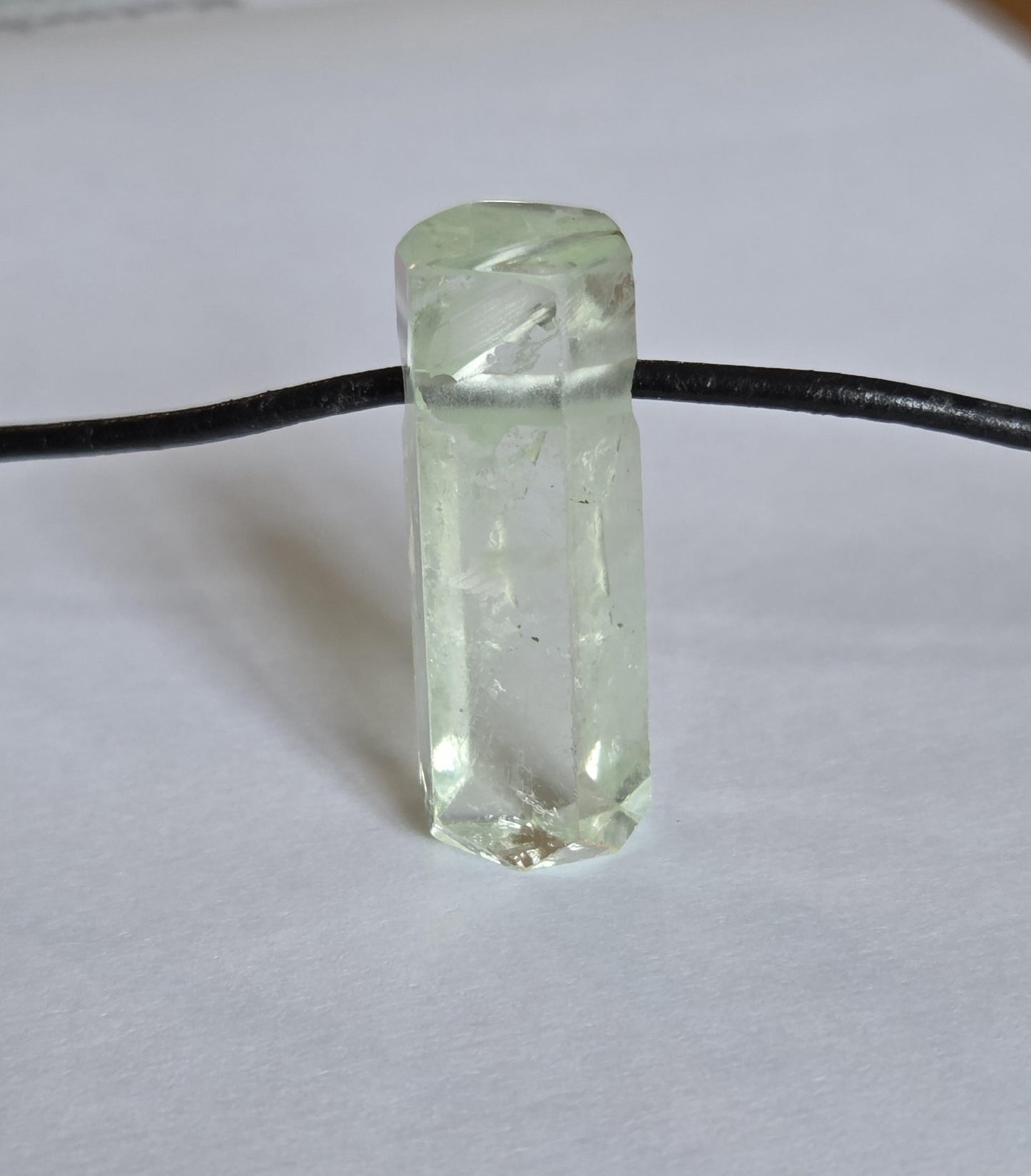 Toller Heliodor gelb grüner Beryll Goldberyll grün Kristall Stäbchen, Anhänger, 28 x 11 x 10 mm, gebohrt, an verstellbarem Lederband