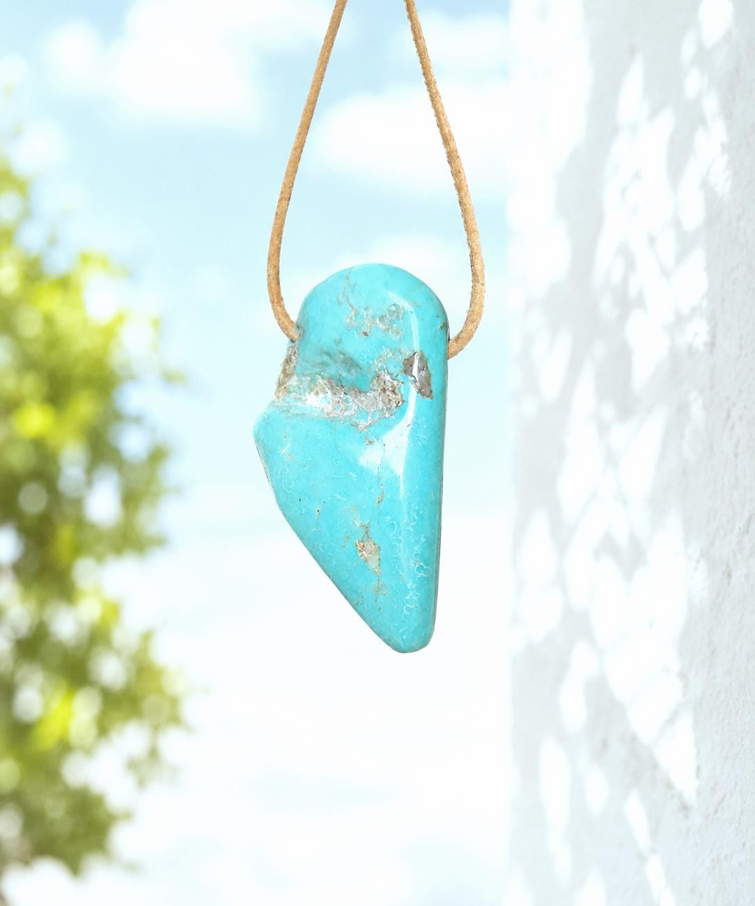 Großer Arizona Türkis Anhänger, 40 x 23 x 11 mm, gebohrt, an verstellbarem Lederband