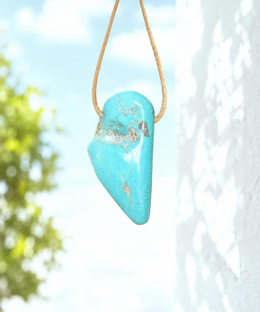 Großer Arizona Türkis Anhänger, 40 x 23 x 11 mm, gebohrt, an verstellbarem Lederband