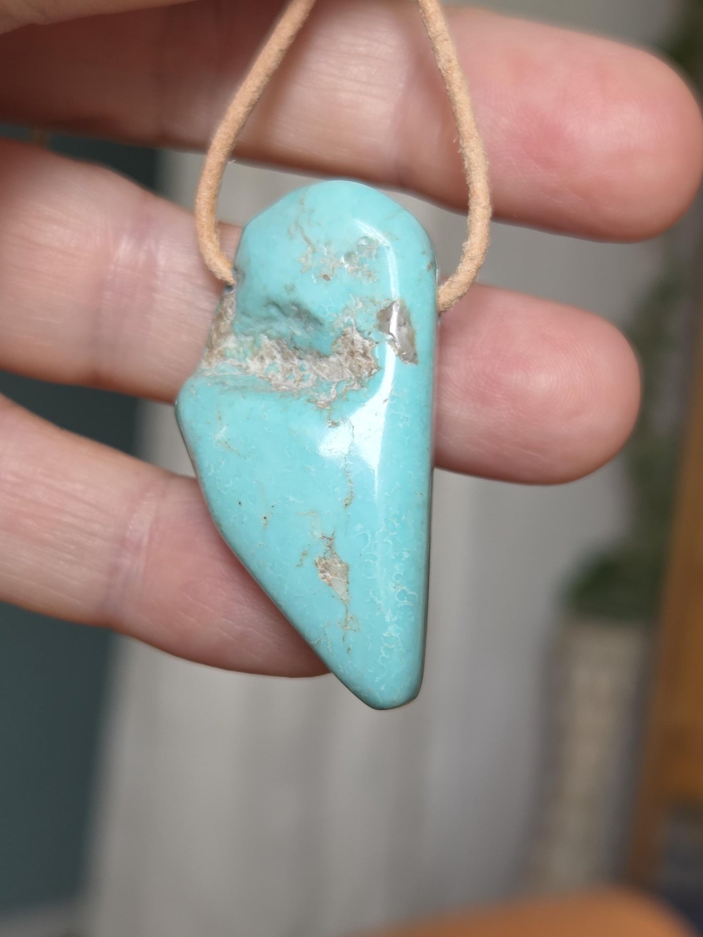 Großer Arizona Türkis Anhänger, 40 x 23 x 11 mm, gebohrt, an verstellbarem Lederband