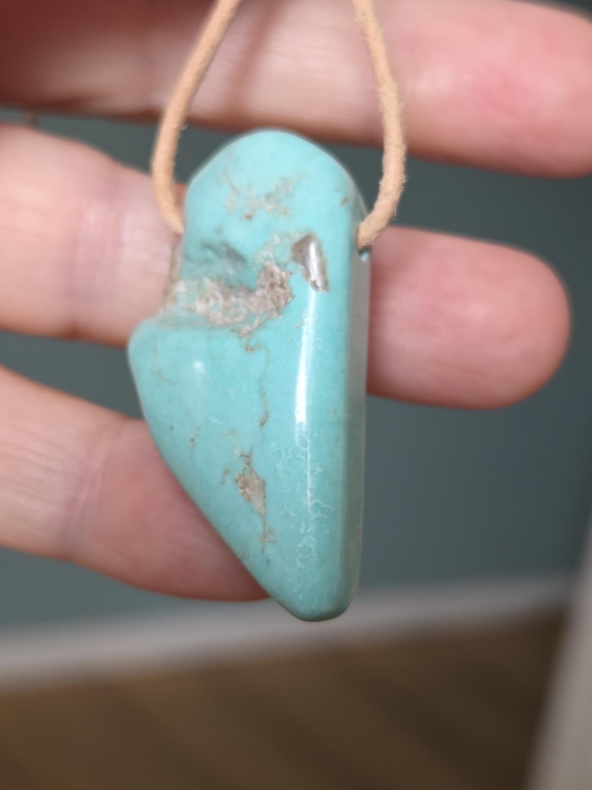 Großer Arizona Türkis Anhänger, 40 x 23 x 11 mm, gebohrt, an verstellbarem Lederband
