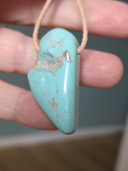 Großer Arizona Türkis Anhänger, 40 x 23 x 11 mm, gebohrt, an verstellbarem Lederband