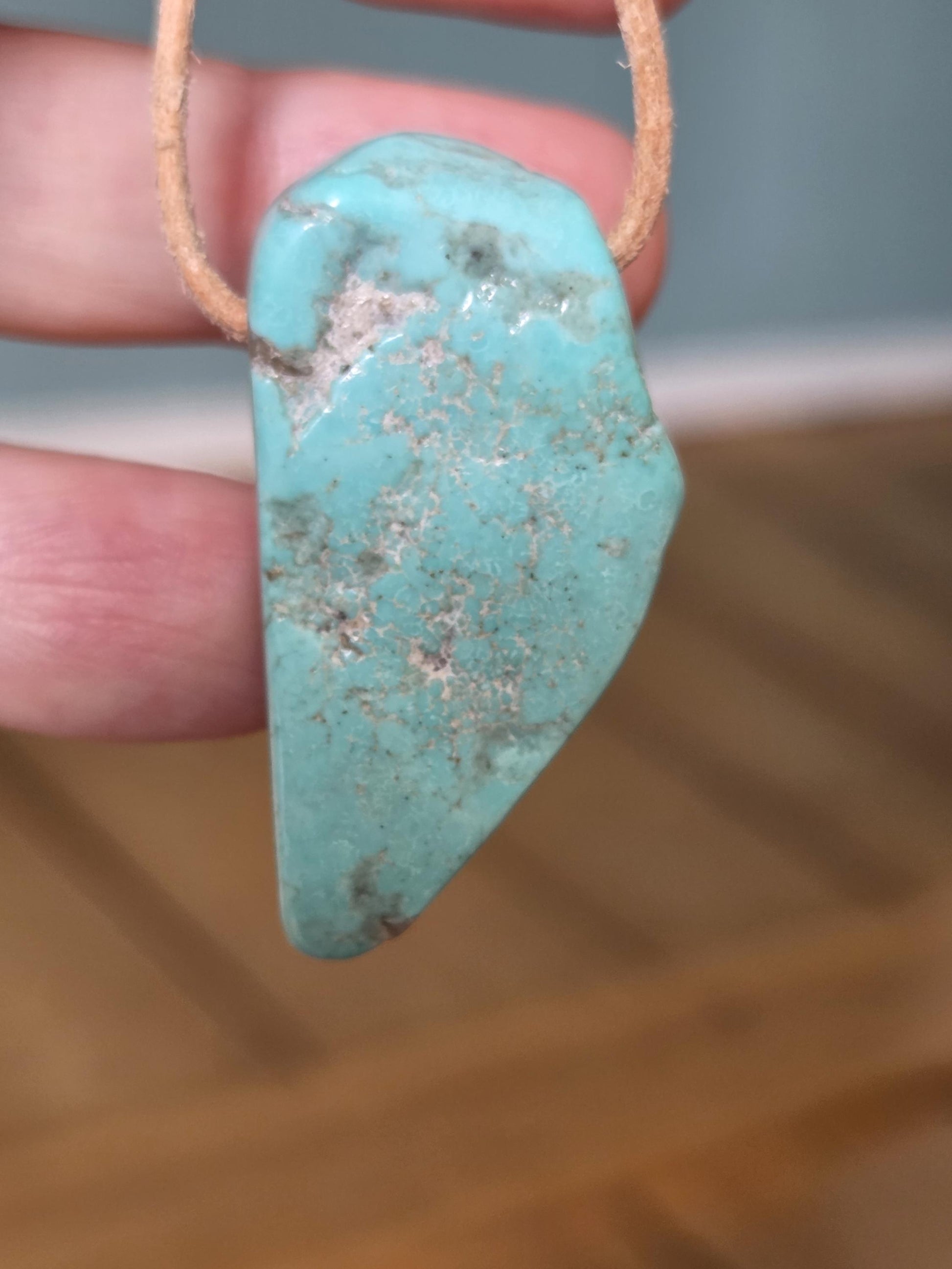 Großer Arizona Türkis Anhänger, 40 x 23 x 11 mm, gebohrt, an verstellbarem Lederband
