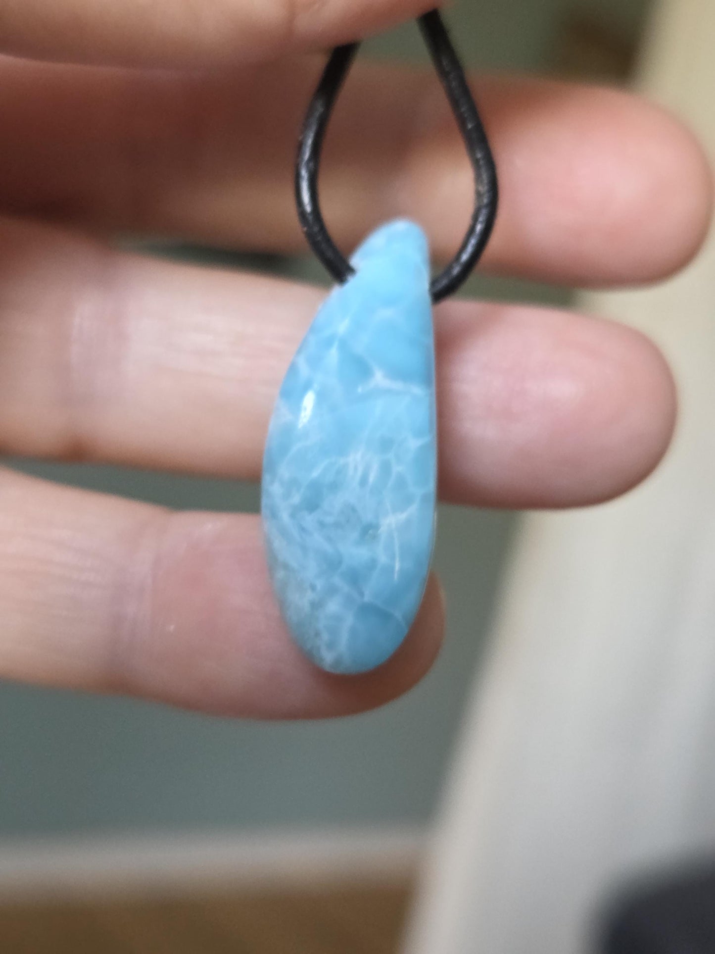 Kleiner zierlicher Larimar, Atlantis Stein Anhänger, 33 x 12 x 7 mm, gebohrt, Larimar Anhänger, gebohrt, an verstellbarem Lederband