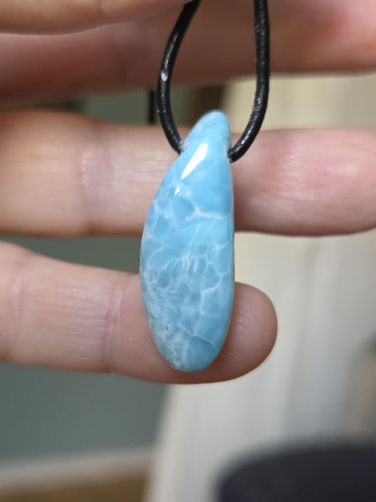 Kleiner zierlicher Larimar, Atlantis Stein Anhänger, 33 x 12 x 7 mm, gebohrt, Larimar Anhänger, gebohrt, an verstellbarem Lederband