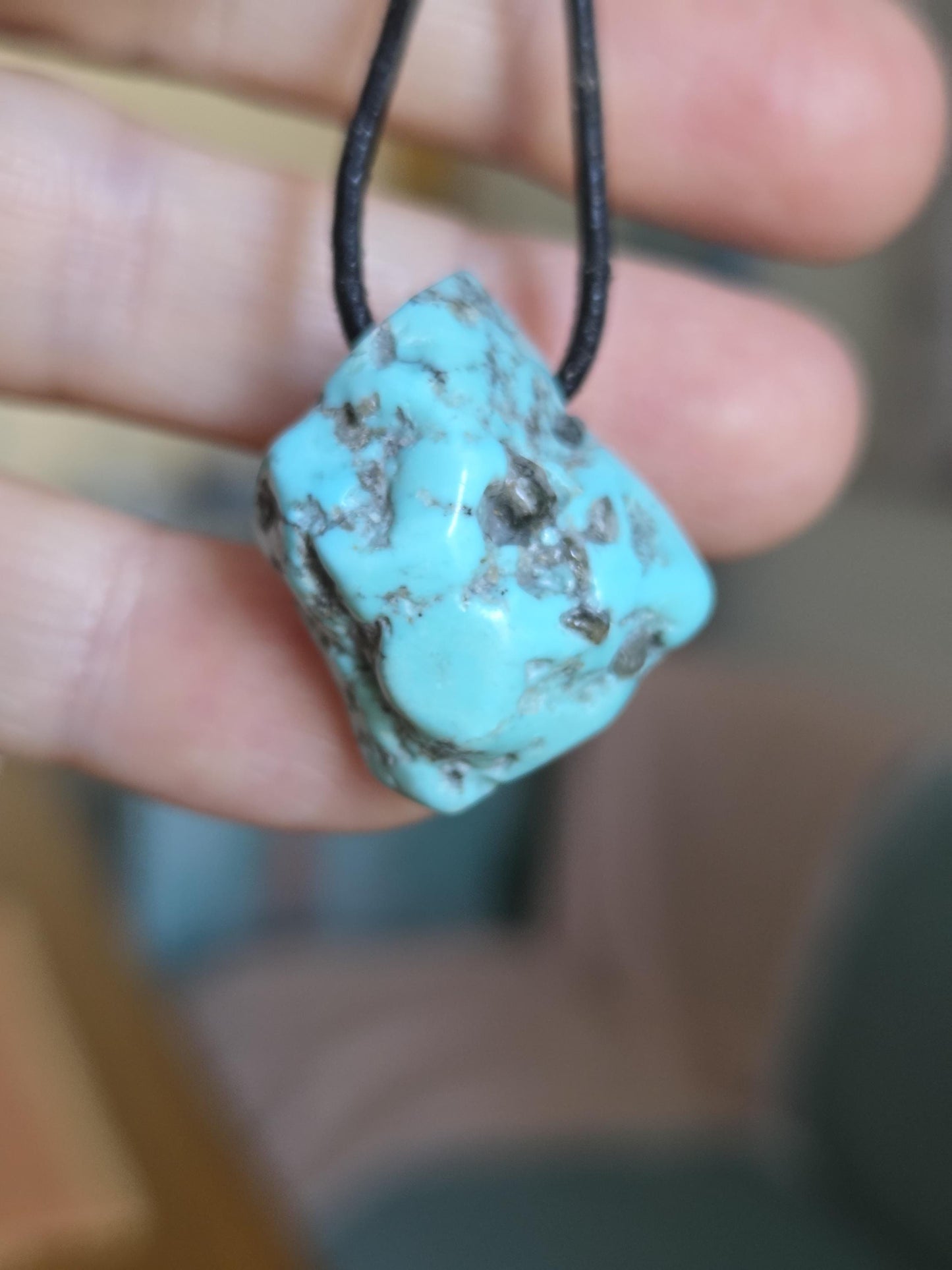 Arizona Türkis großer Nugget Anhänger, 27 x 25 x 15 mm, gebohrt, an verstellbarem Lederband