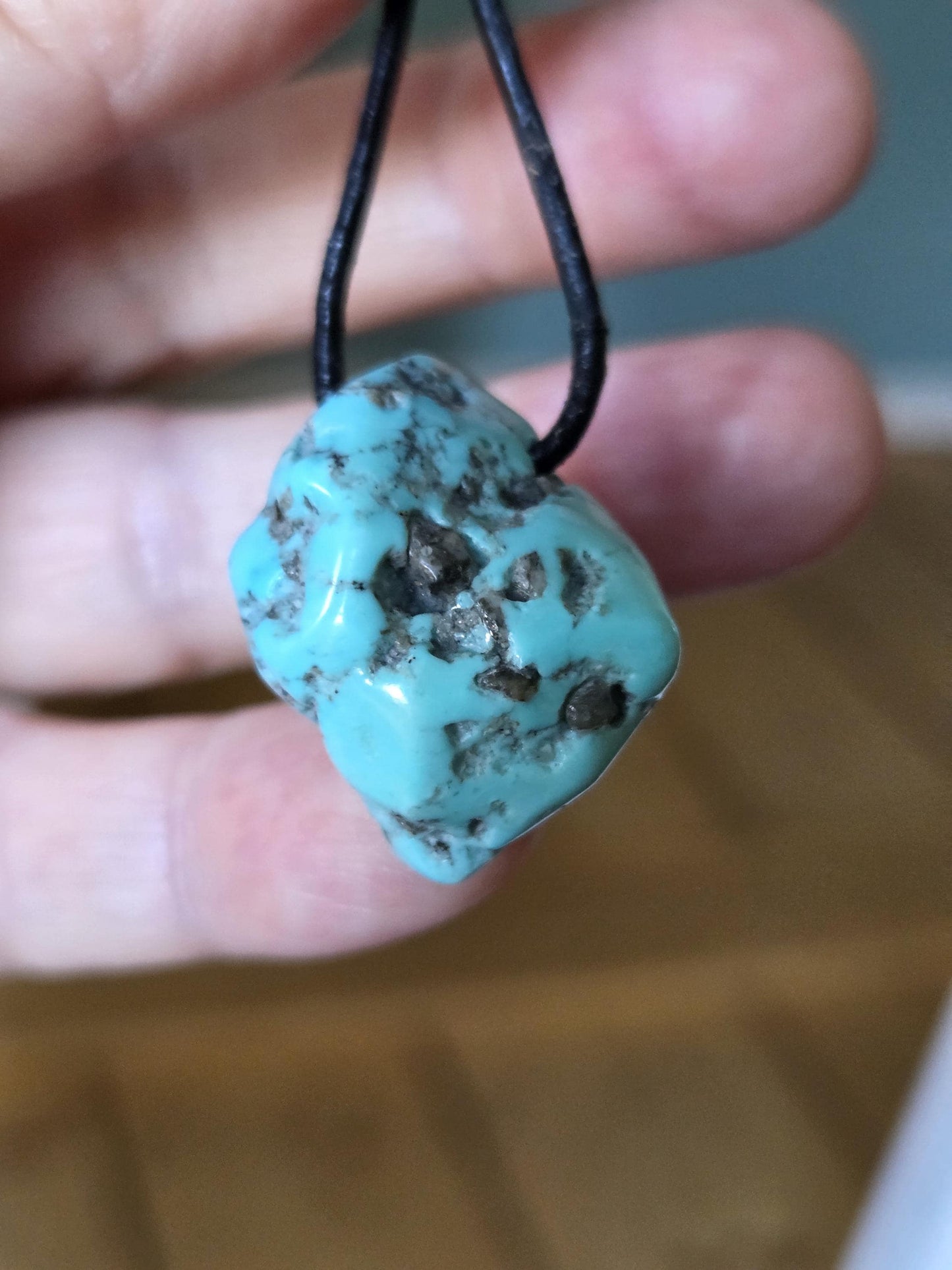 Arizona Türkis großer Nugget Anhänger, 27 x 25 x 15 mm, gebohrt, an verstellbarem Lederband