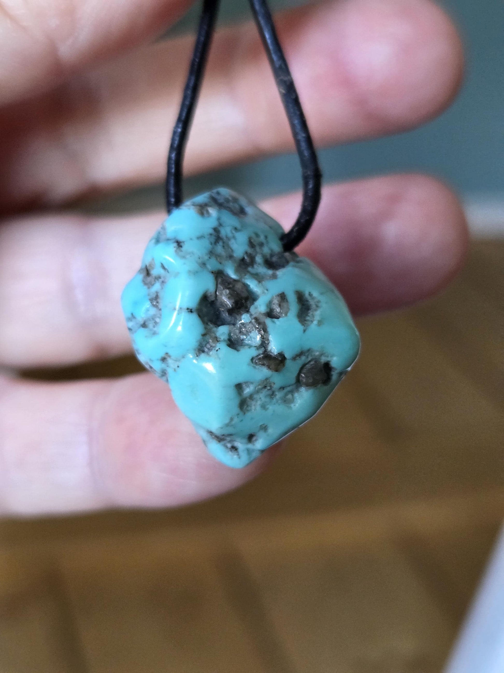 Arizona Türkis großer Nugget Anhänger, 27 x 25 x 15 mm, gebohrt, an verstellbarem Lederband