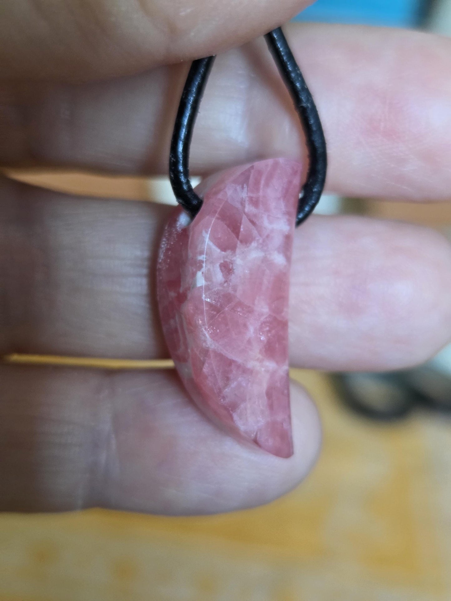 Kleiner feiner Rhodochrosit Anhänger, 27 x 12 x 8 mm, gebohrt, an verstellbarem Lederband, minimalistisch, filigran, Herzchakra, Unikat