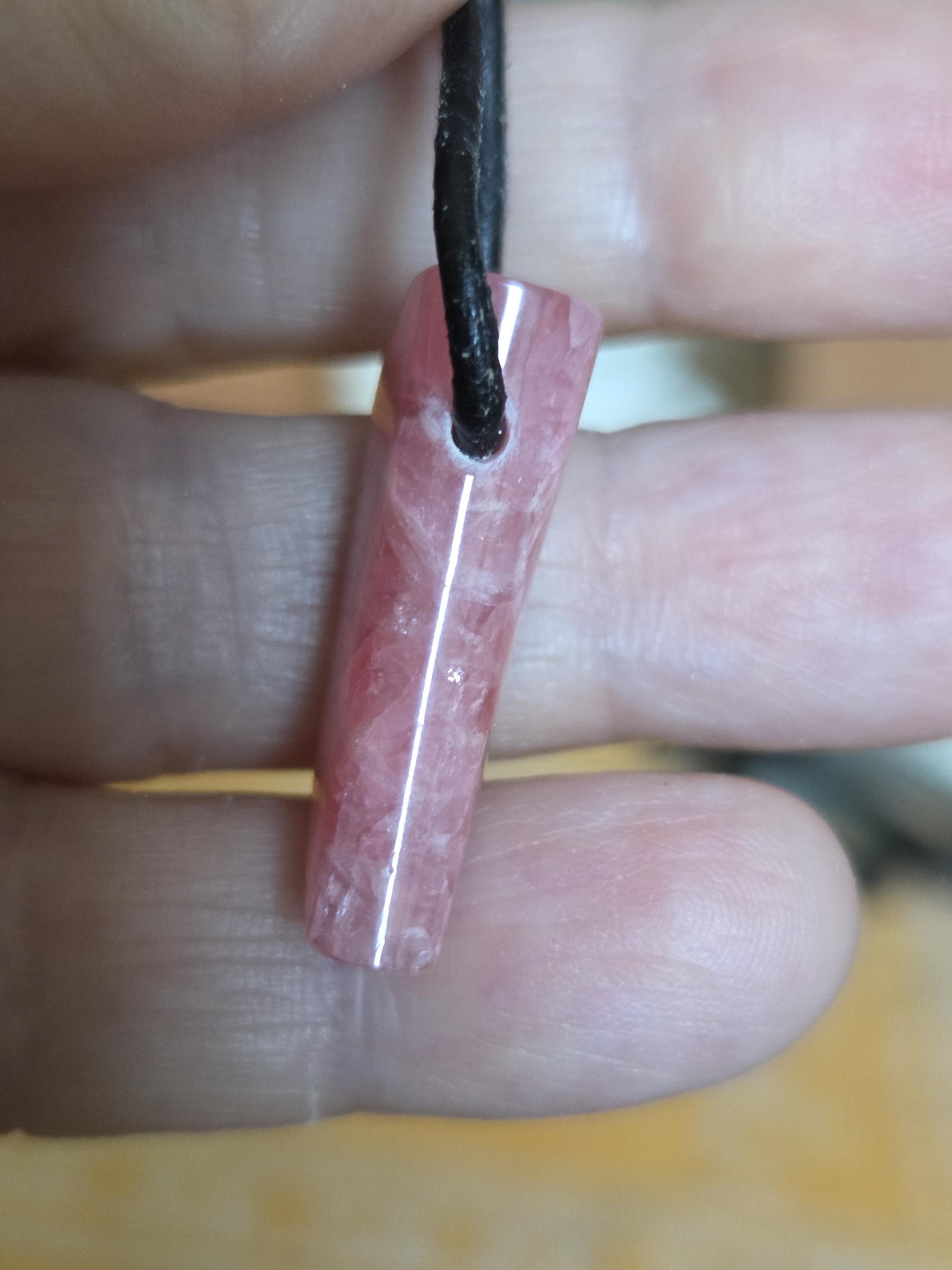 Kleiner feiner Rhodochrosit Anhänger, 27 x 12 x 8 mm, gebohrt, an verstellbarem Lederband, minimalistisch, filigran, Herzchakra, Unikat