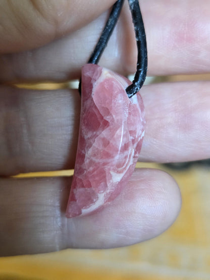 Kleiner feiner Rhodochrosit Anhänger, 27 x 12 x 8 mm, gebohrt, an verstellbarem Lederband, minimalistisch, filigran, Herzchakra, Unikat