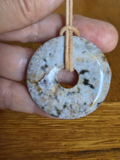 Ozean Jaspis, Ocean Jasper, Ozeanjaspis Donut Anhänger, 40 x 6 mm, gebohrt, an verstellbarem Lederband