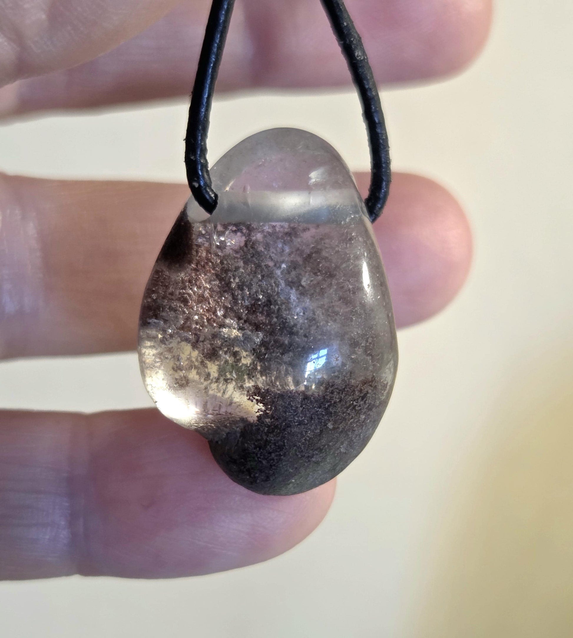 Lodolith Schamanenstein Bergkristall Inclusen Quarz, 31 x 22 x 12 mm, gebohrt, an verstellbarem Lederband