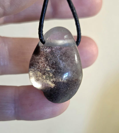 Lodolith Schamanenstein Bergkristall Inclusen Quarz, 31 x 22 x 12 mm, gebohrt, an verstellbarem Lederband