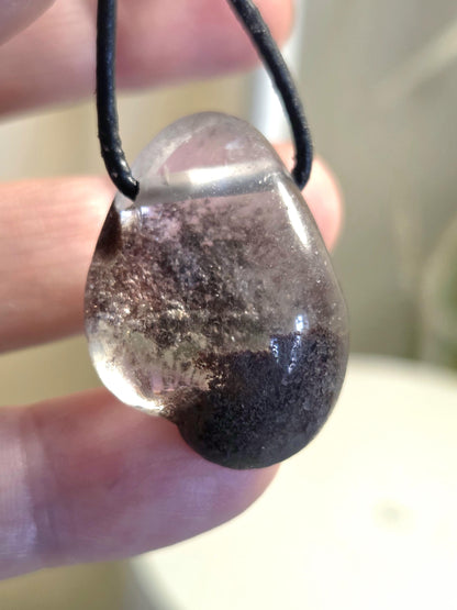Lodolith Schamanenstein Bergkristall Inclusen Quarz, 31 x 22 x 12 mm, gebohrt, an verstellbarem Lederband