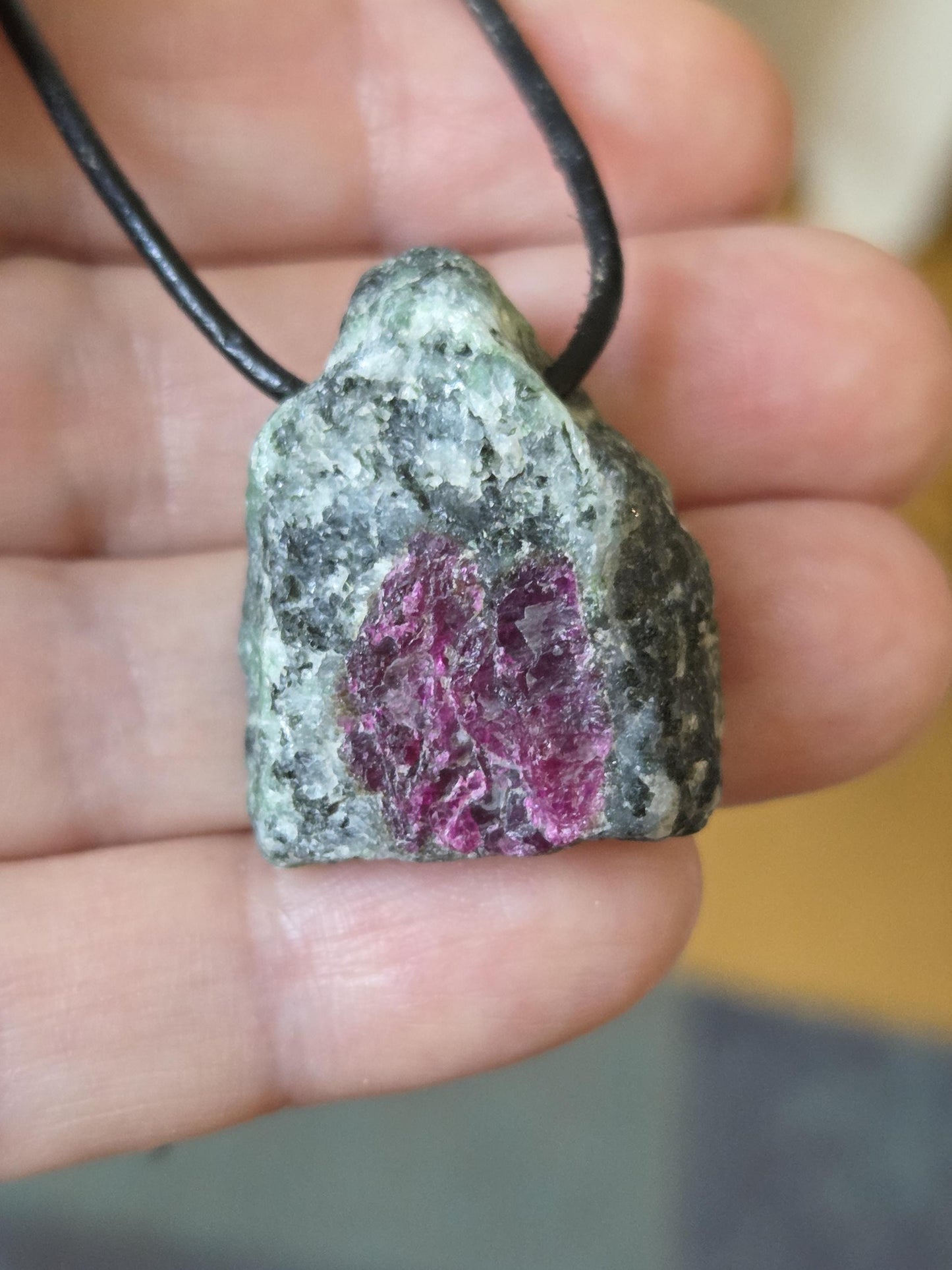 Rubin in Zoisit Anyolith Rohstein Anhänger, 29 x 25 x 15 mm, gebohrt, an verstellbarem Lederband
