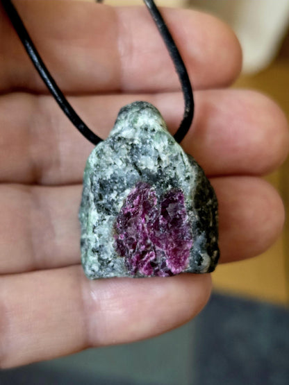 Rubin in Zoisit Anyolith Rohstein Anhänger, 29 x 25 x 15 mm, gebohrt, an verstellbarem Lederband