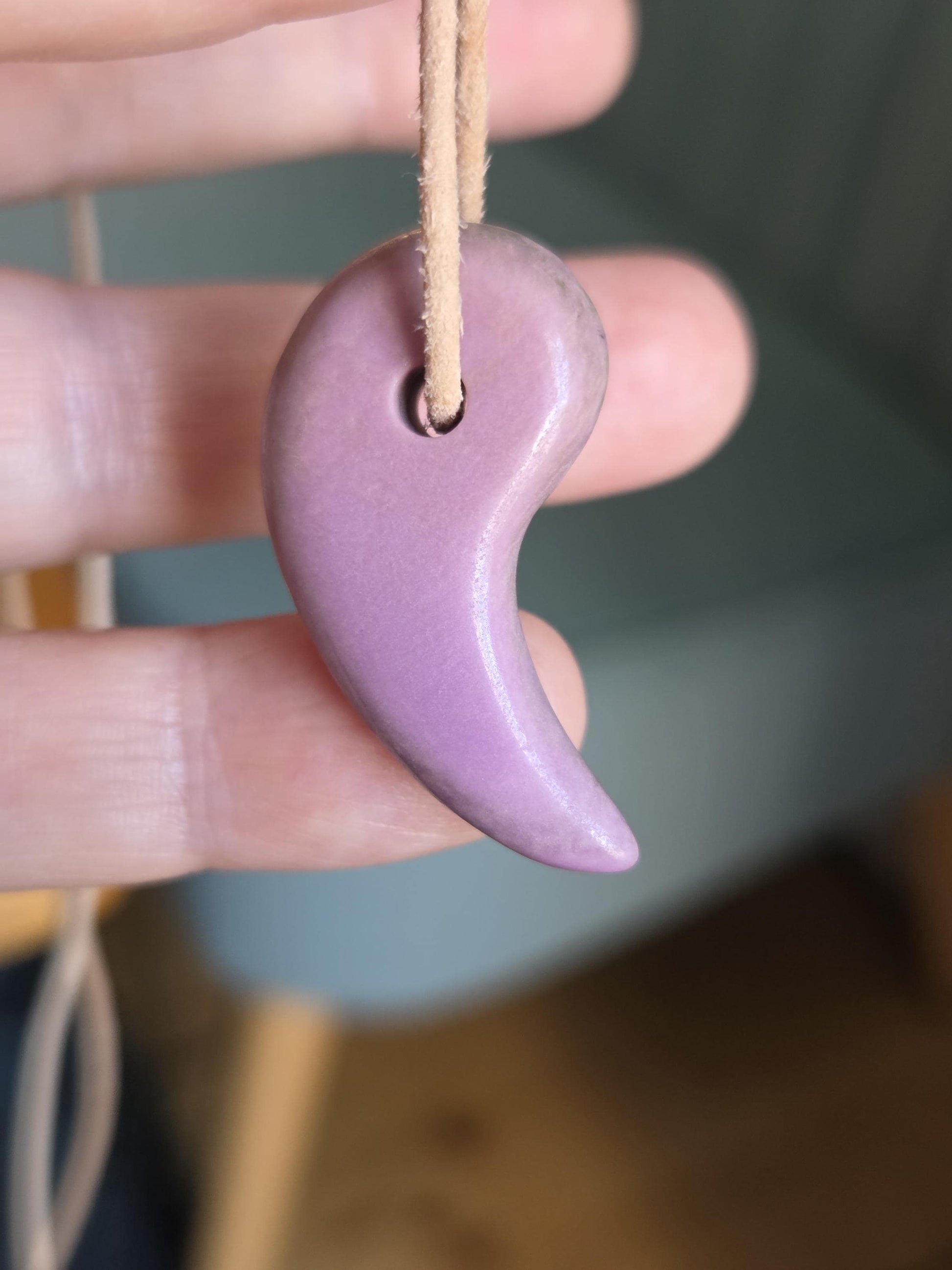 Rarität Phosphosiderit aus der Atacama Wüste Chile, Yin und Yang Anhänger, 34 x 18 x 7 mm, gebohrt, an verstellbarem Lederband