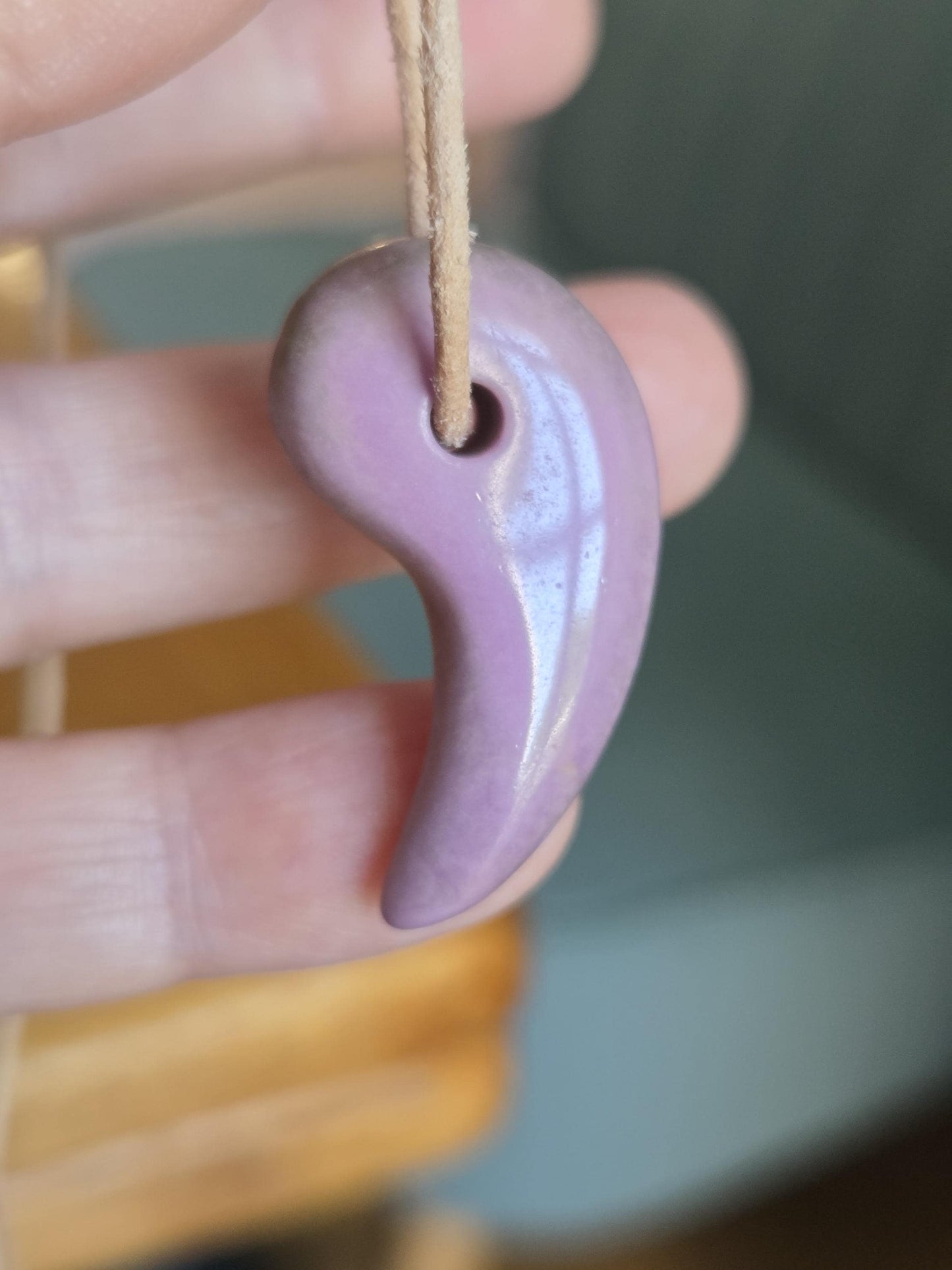 Rarität Phosphosiderit aus der Atacama Wüste Chile, Yin und Yang Anhänger, 34 x 18 x 7 mm, gebohrt, an verstellbarem Lederband
