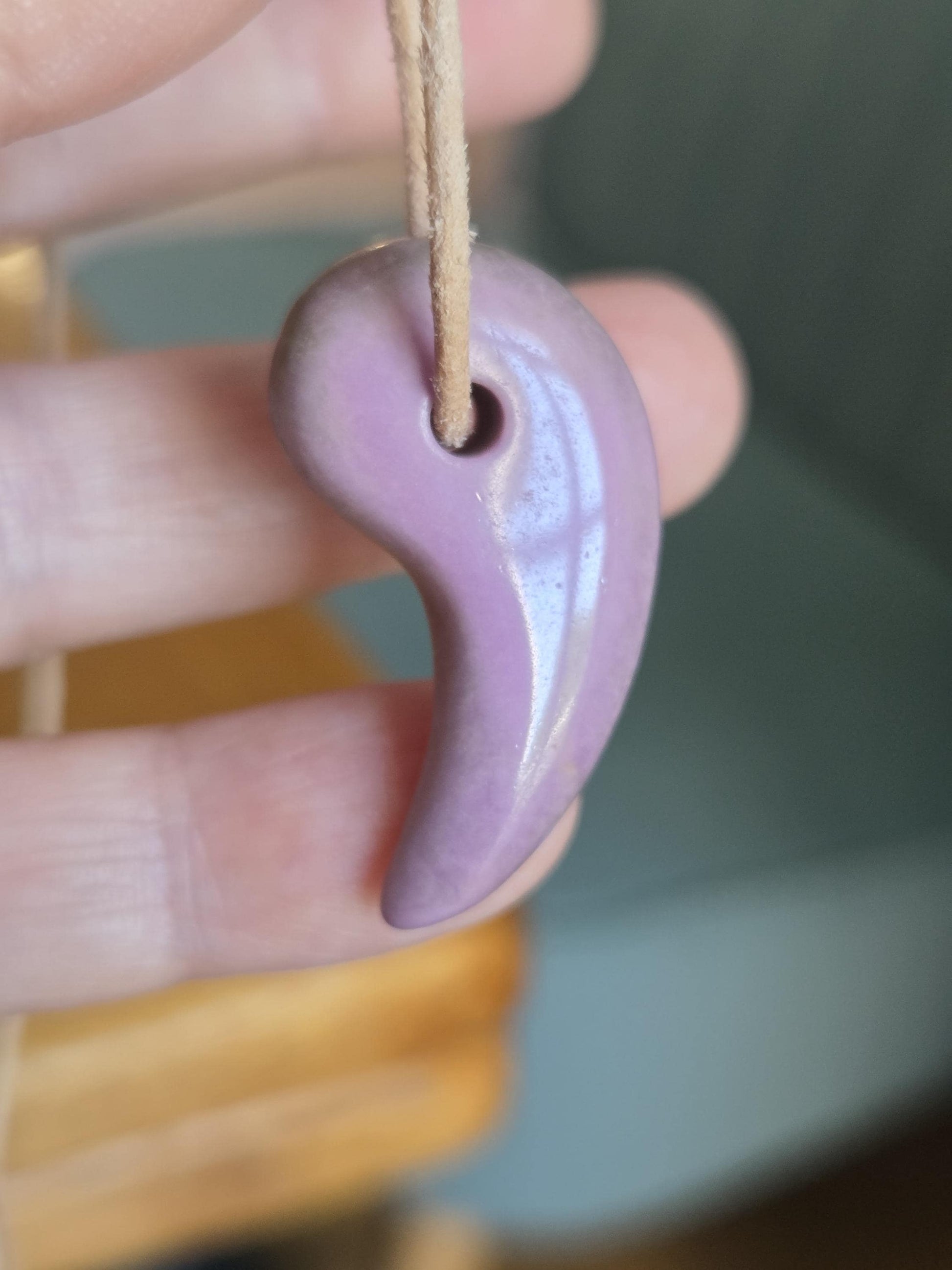 Rarität Phosphosiderit aus der Atacama Wüste Chile, Yin und Yang Anhänger, 34 x 18 x 7 mm, gebohrt, an verstellbarem Lederband