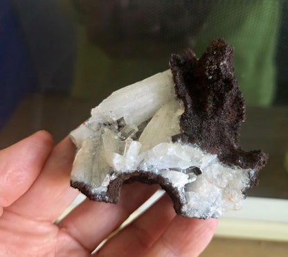 Hemimorphit weiß auf Eisenerz Sammlerstein, Heilkristall, 65 x 55 x 60 mm, 126,93 g., 634,45 ct., Mexico