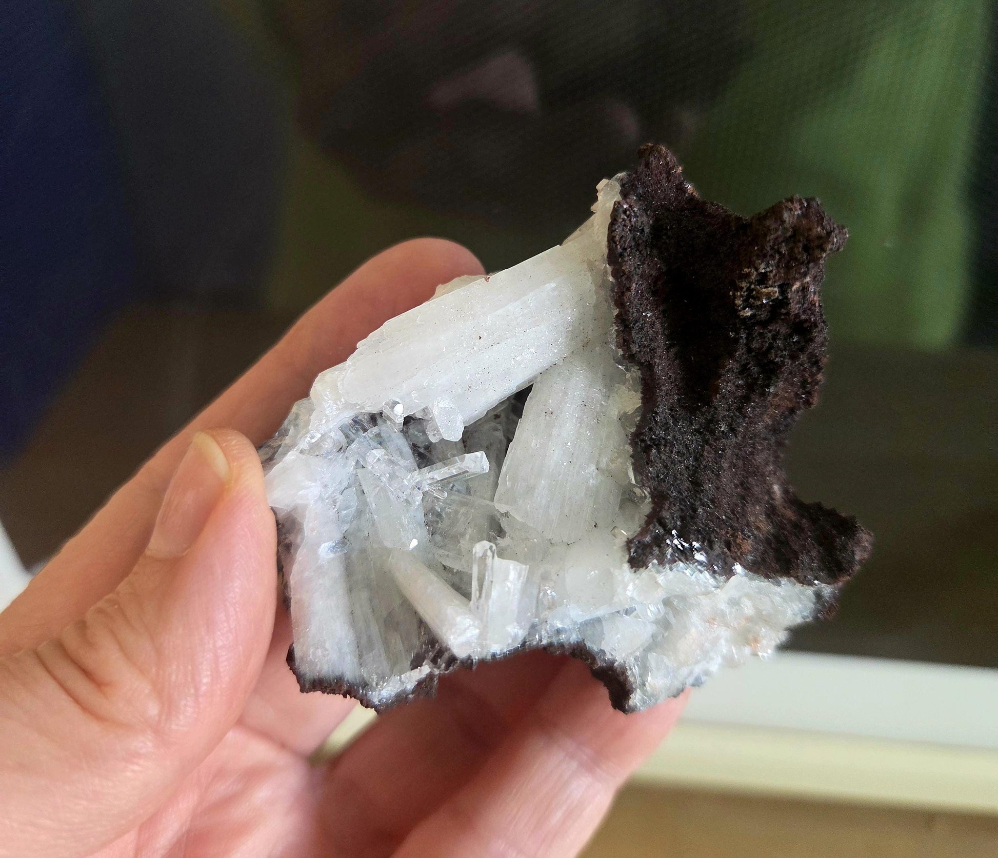 Hemimorphit weiß auf Eisenerz Sammlerstein, Heilkristall, 65 x 55 x 60 mm, 126,93 g., 634,45 ct., Mexico