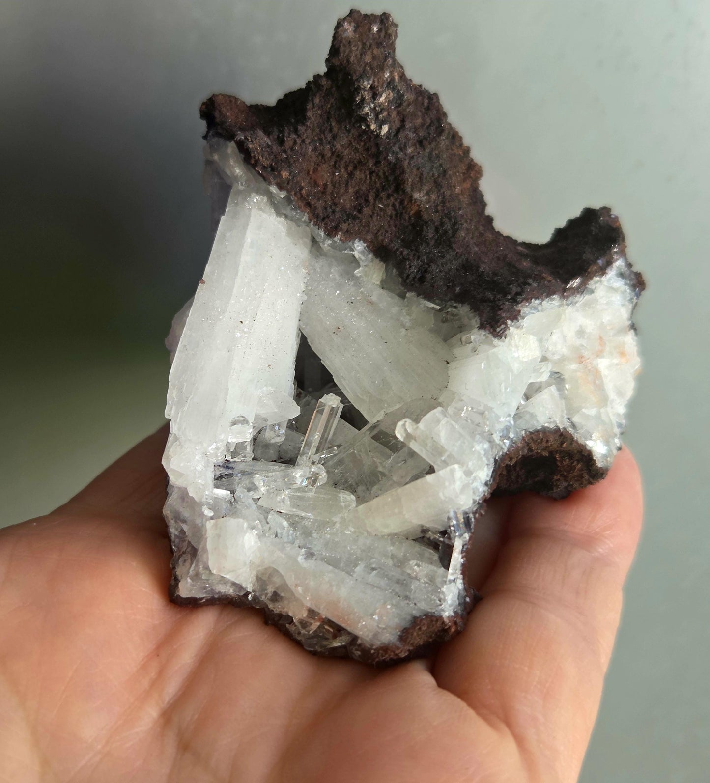 Hemimorphit weiß auf Eisenerz Sammlerstein, Heilkristall, 65 x 55 x 60 mm, 126,93 g., 634,45 ct., Mexico